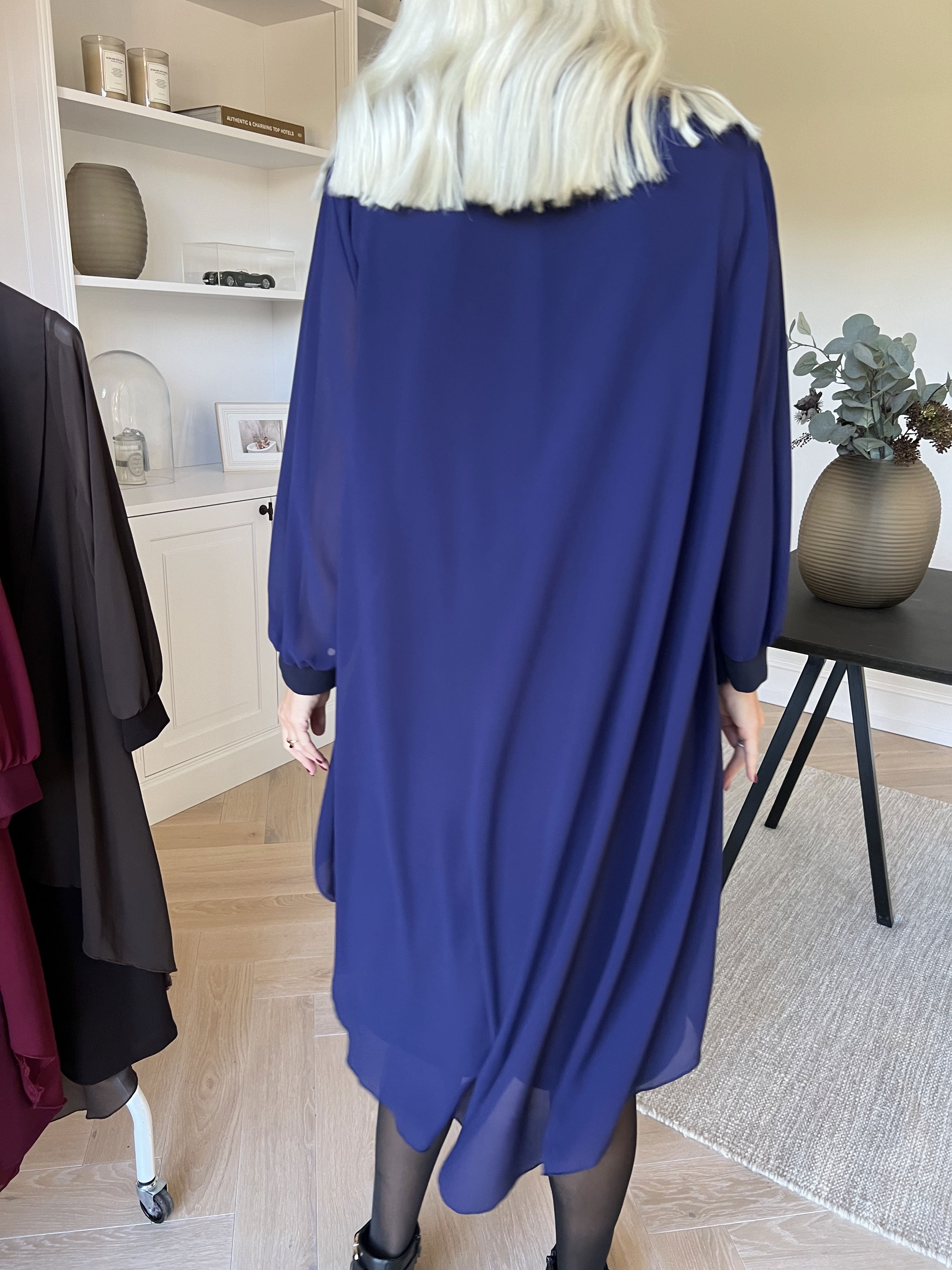 Pianora - Kjole med chiffonlag og semitransparente ærmer