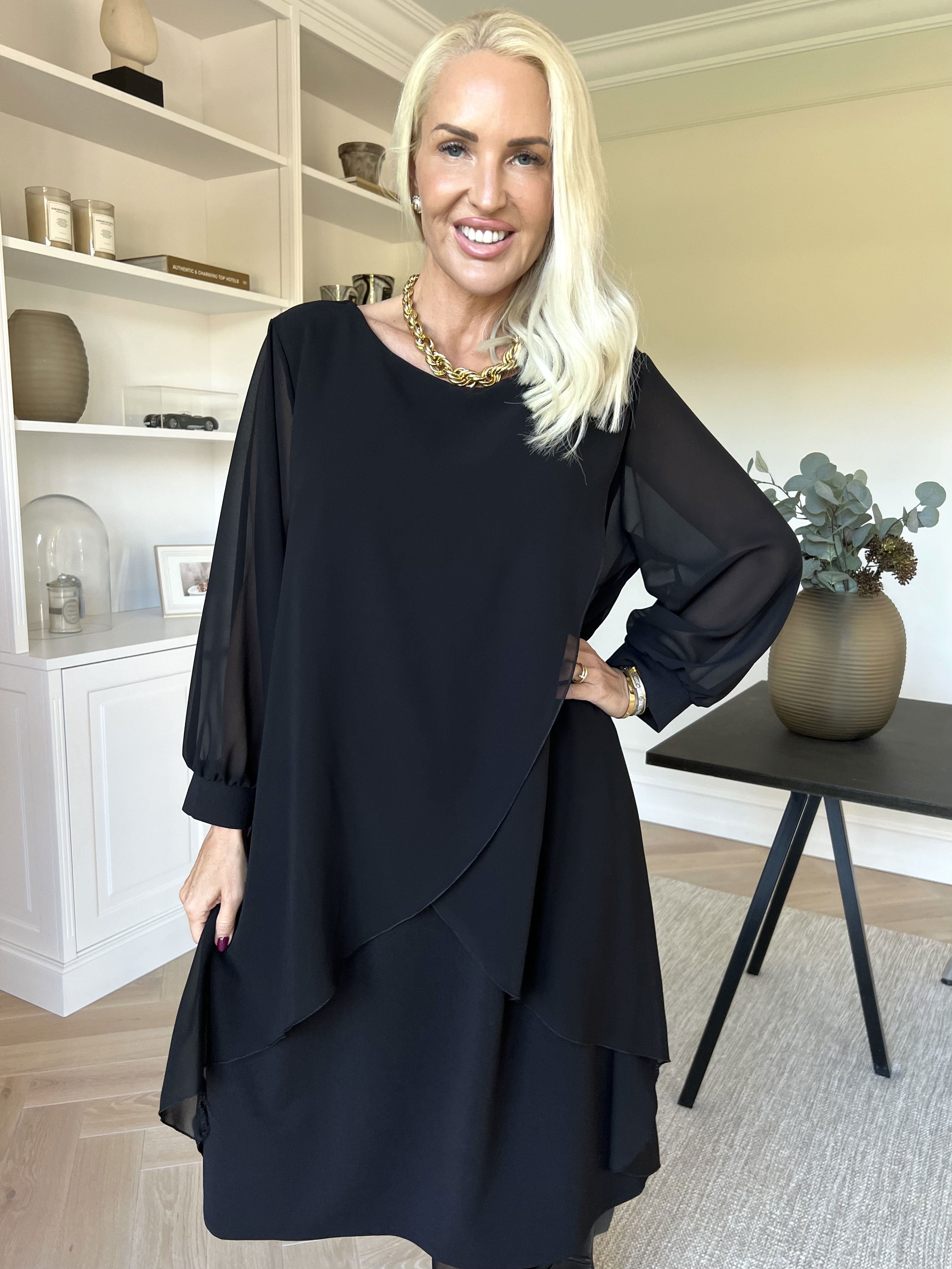 Pianora - Kjole med chiffonlag og semitransparente ærmer