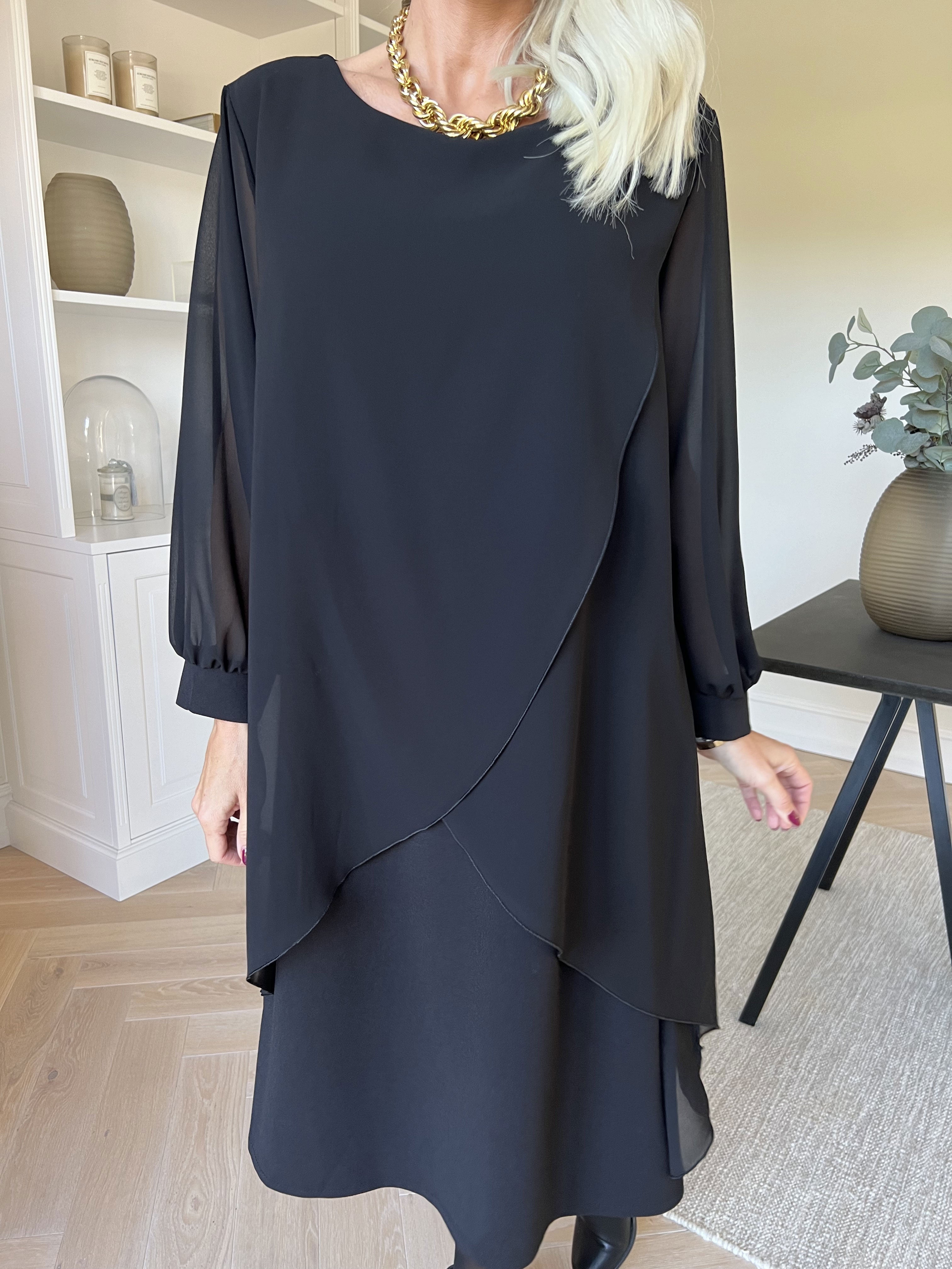 Pianora - Kjole med chiffonlag og semitransparente ærmer