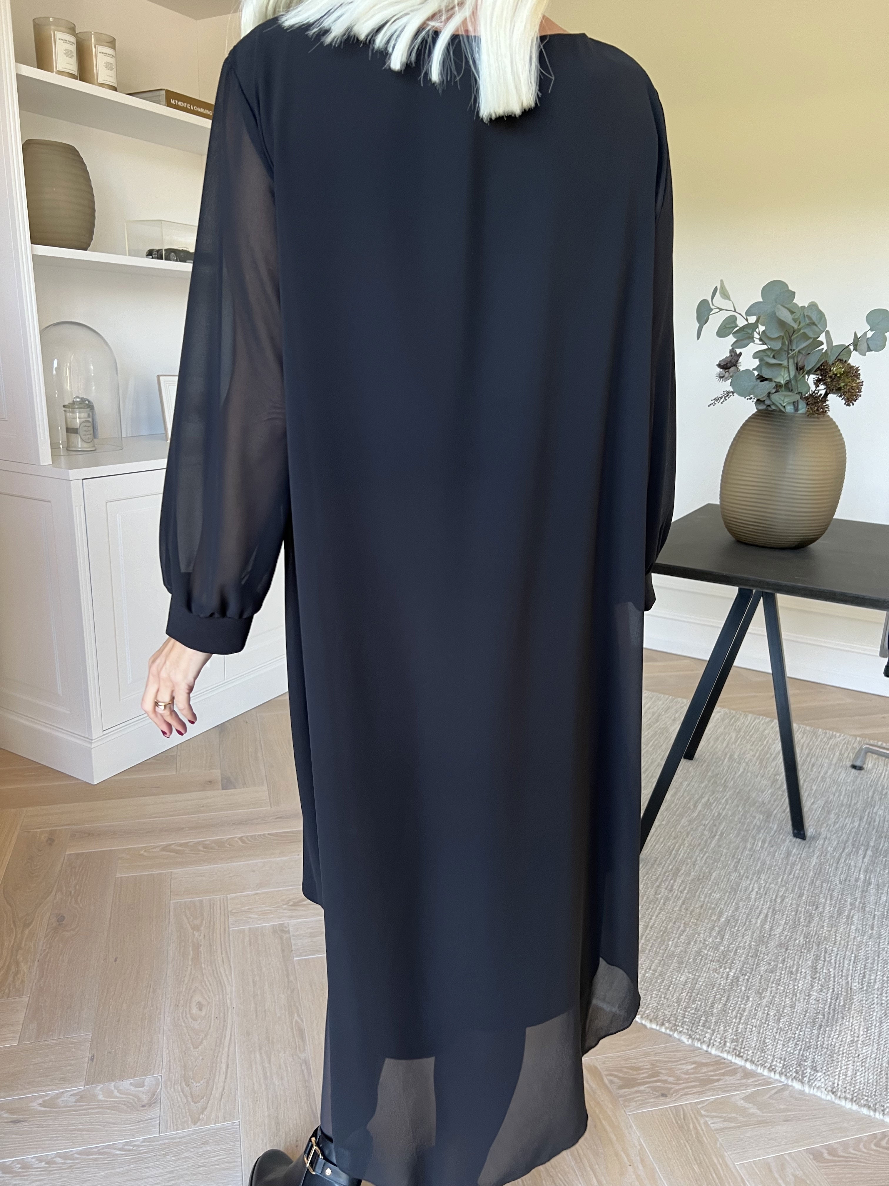 Pianora - Kjole med chiffonlag og semitransparente ærmer