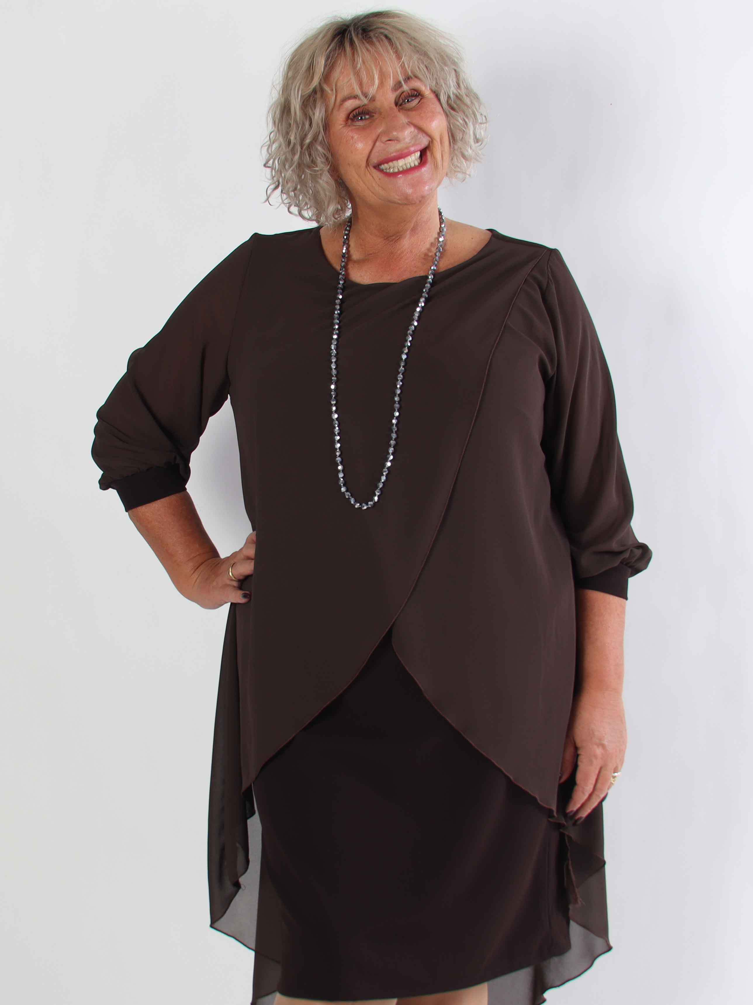 Pianora - Plus size kjole med chiffonlag og semitransparente ærmer