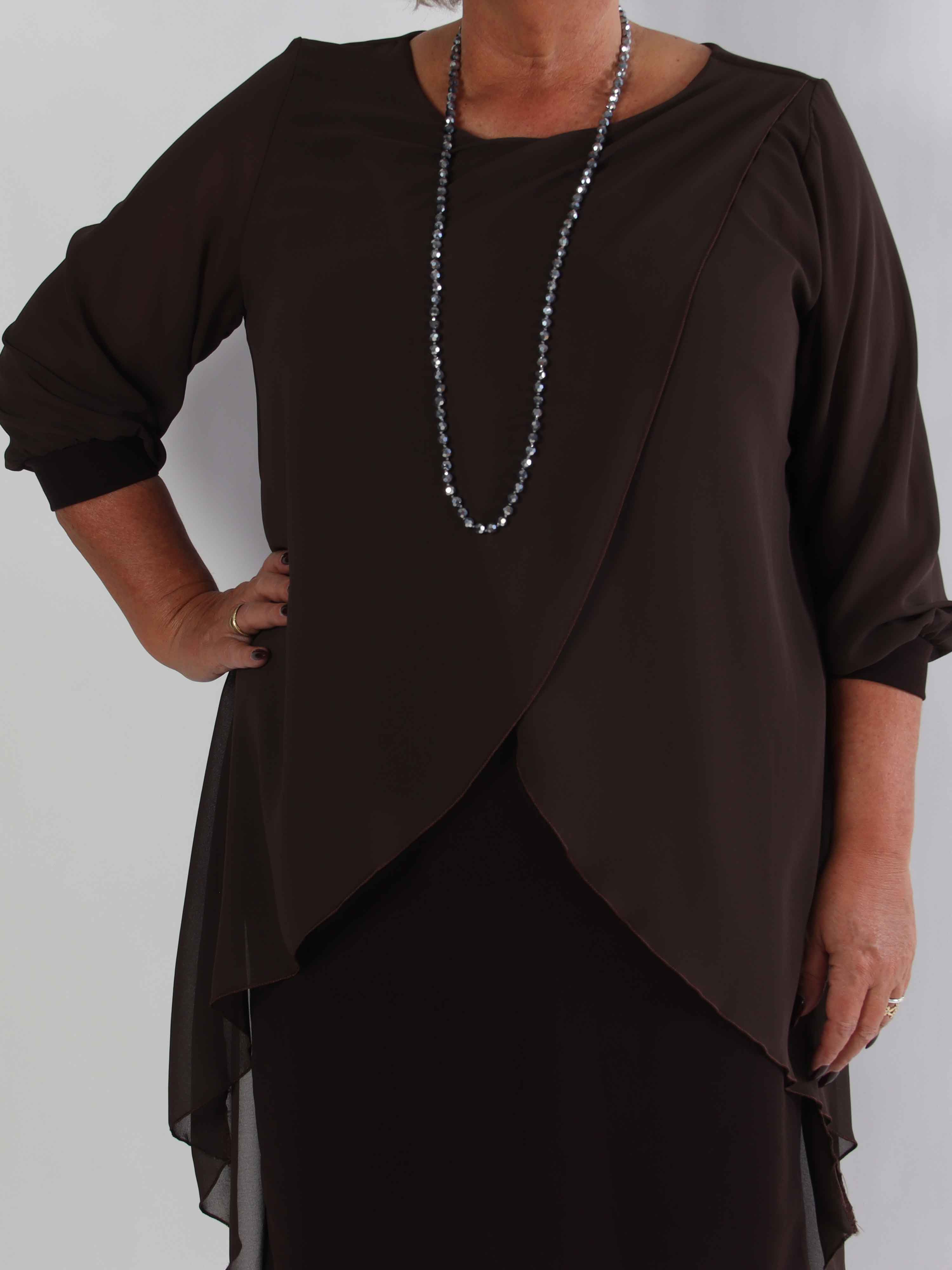 Pianora - Plus size kjole med chiffonlag og semitransparente ærmer