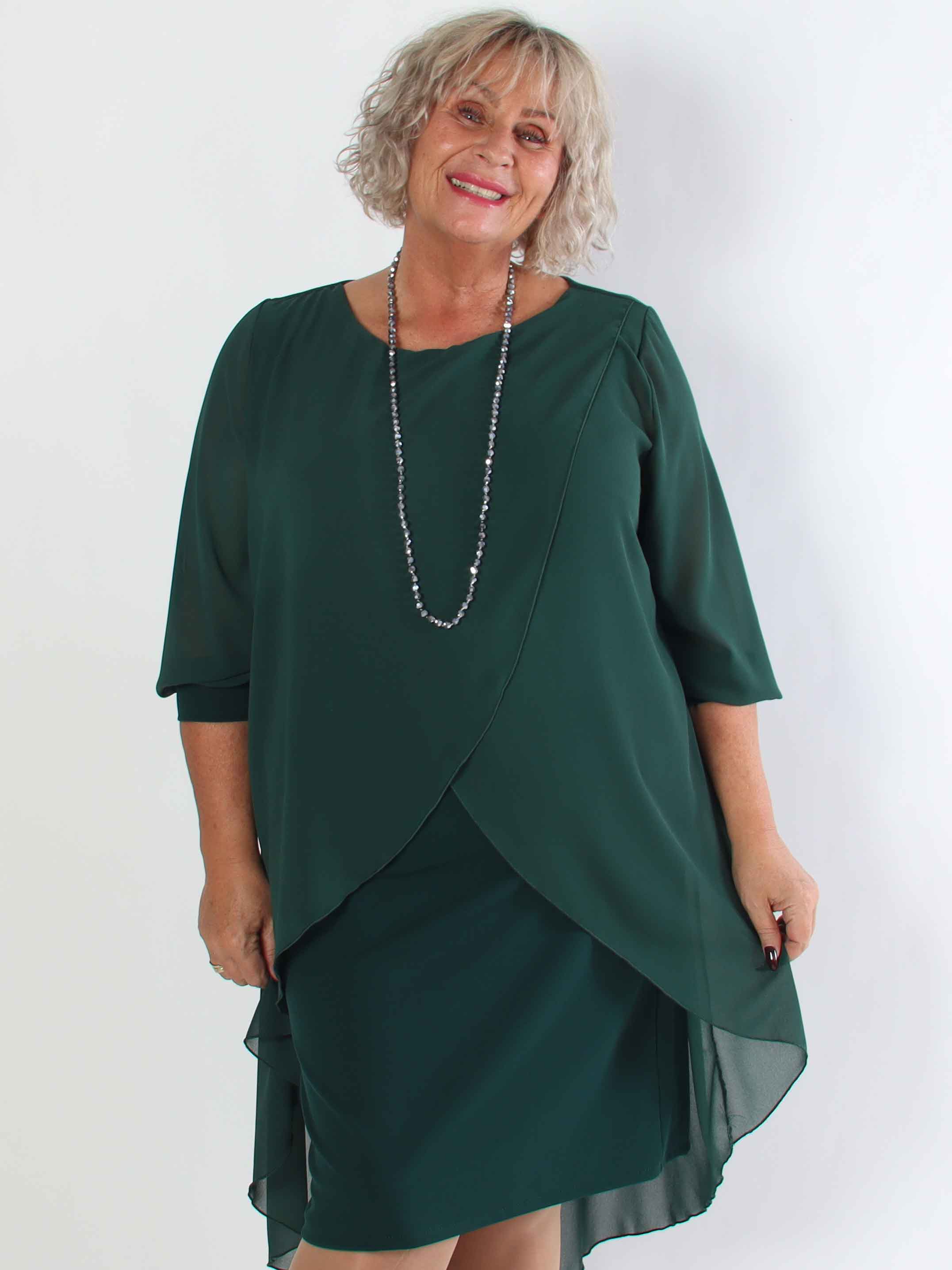 Pianora - Plus size kjole med chiffonlag og semitransparente ærmer