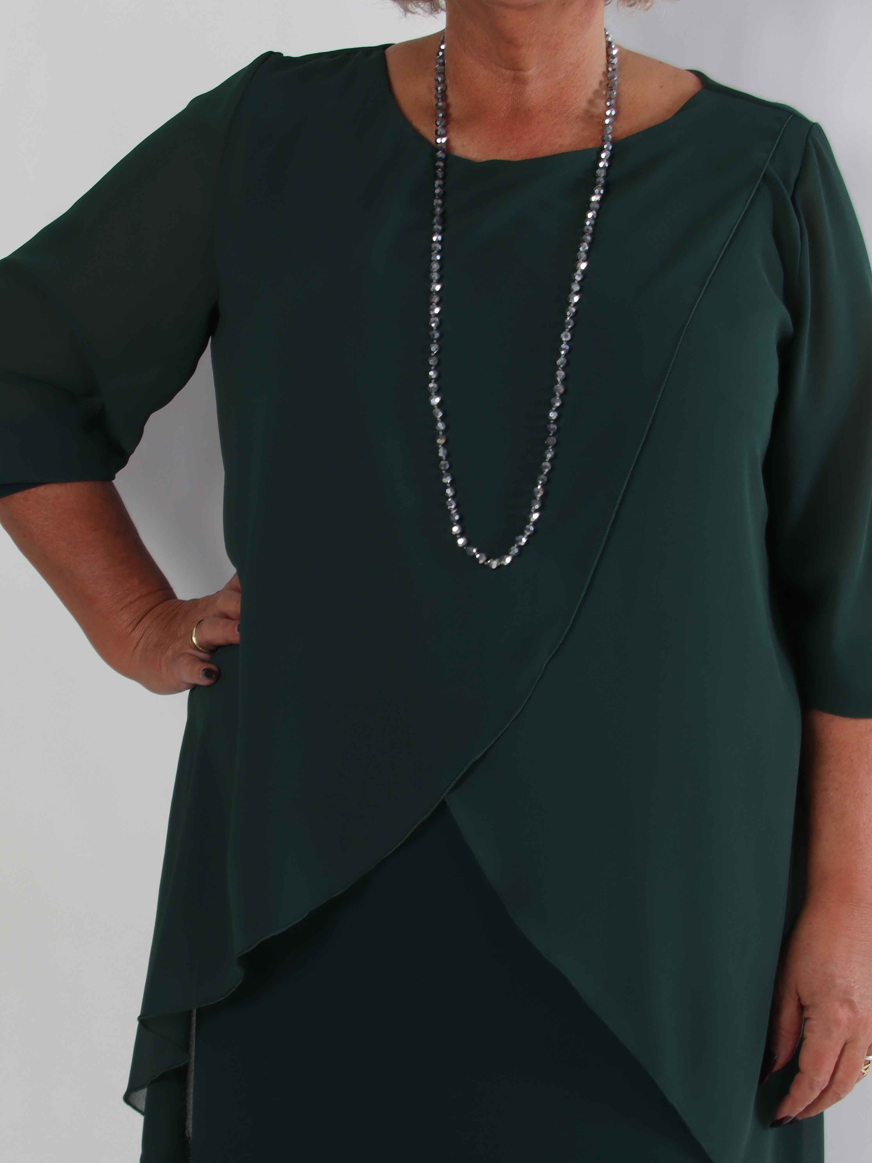 Pianora - Plus size kjole med chiffonlag og semitransparente ærmer