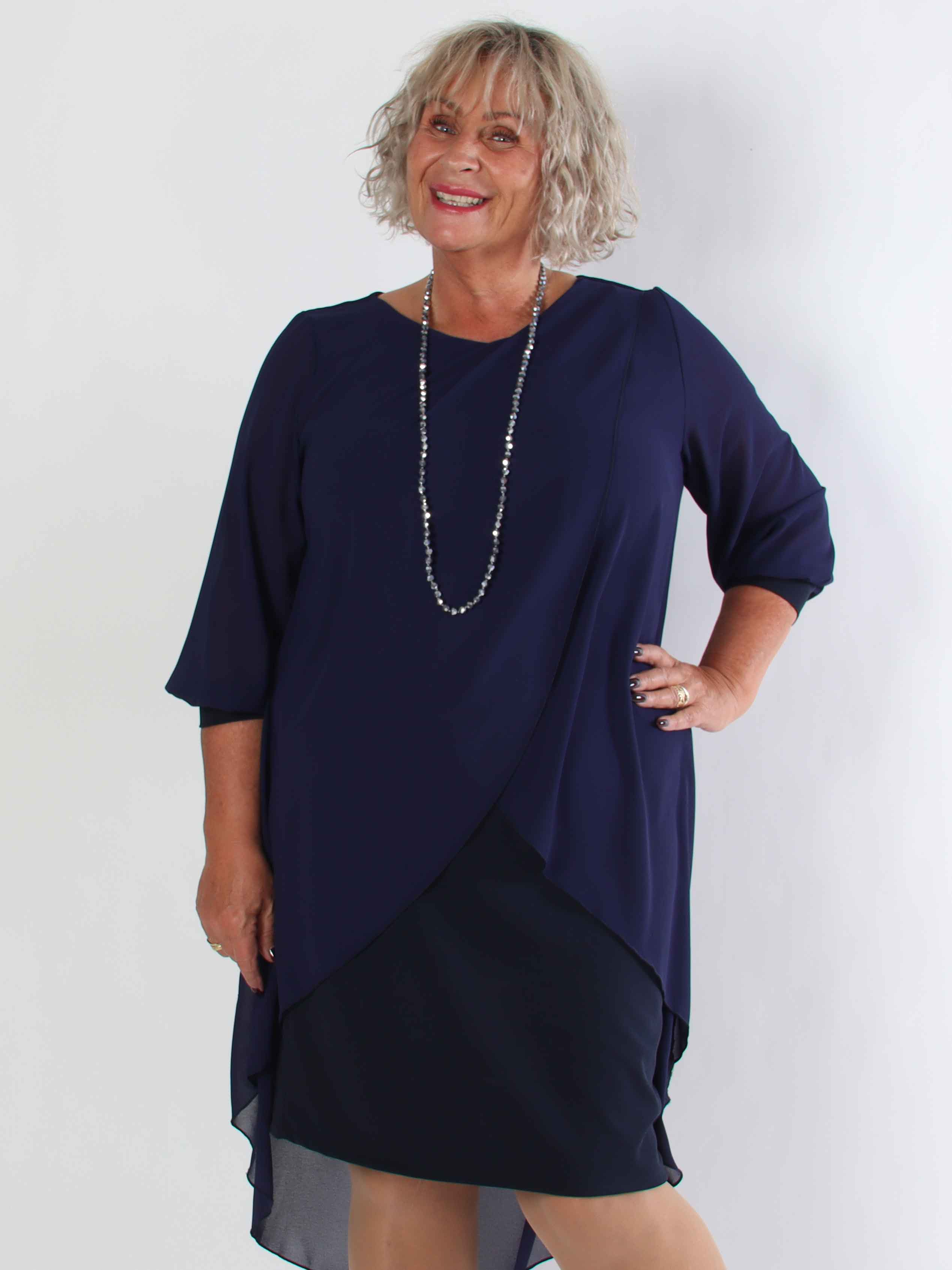 Pianora - Plus size kjole med chiffonlag og semitransparente ærmer