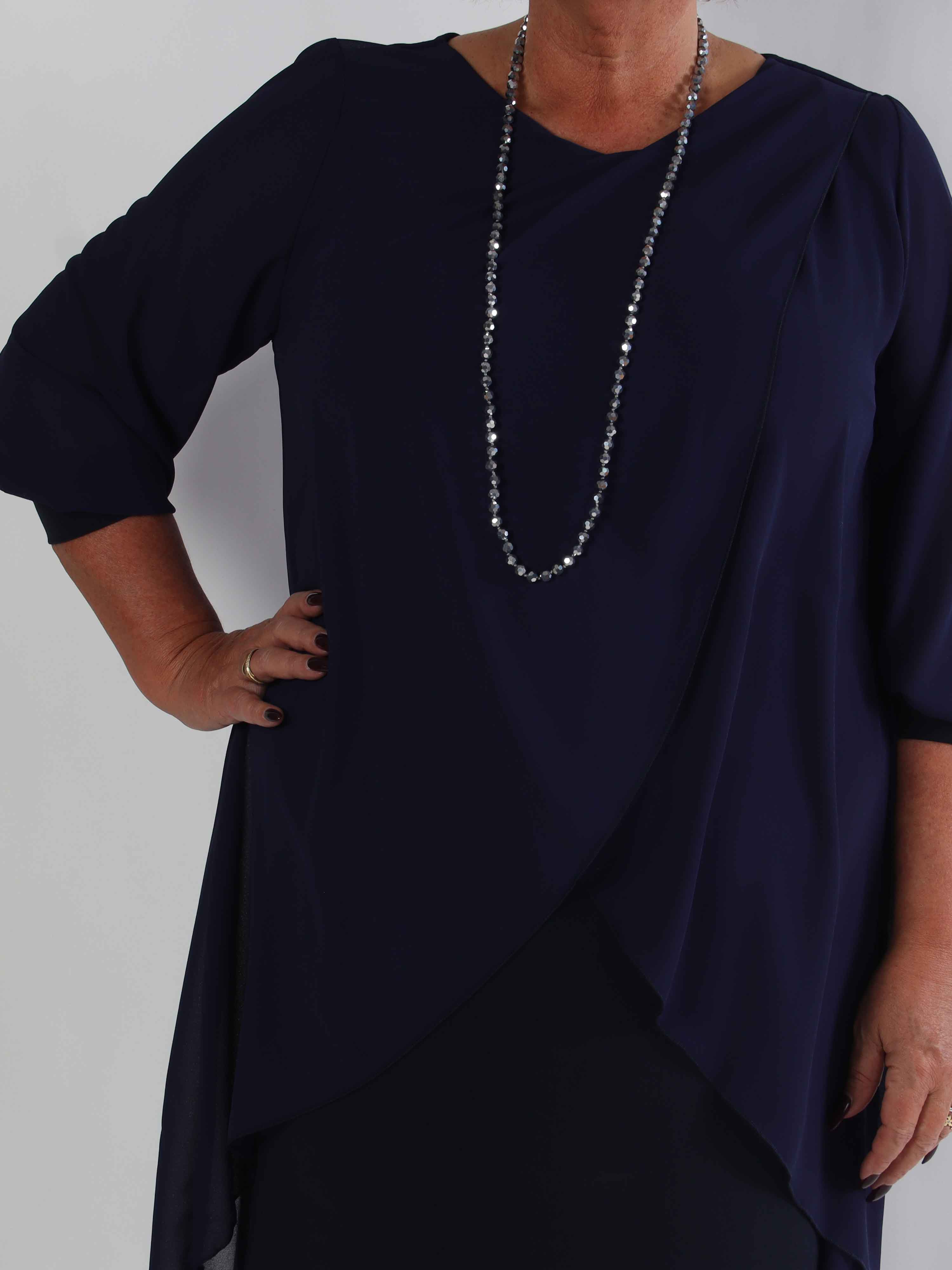 Pianora - Plus size kjole med chiffonlag og semitransparente ærmer