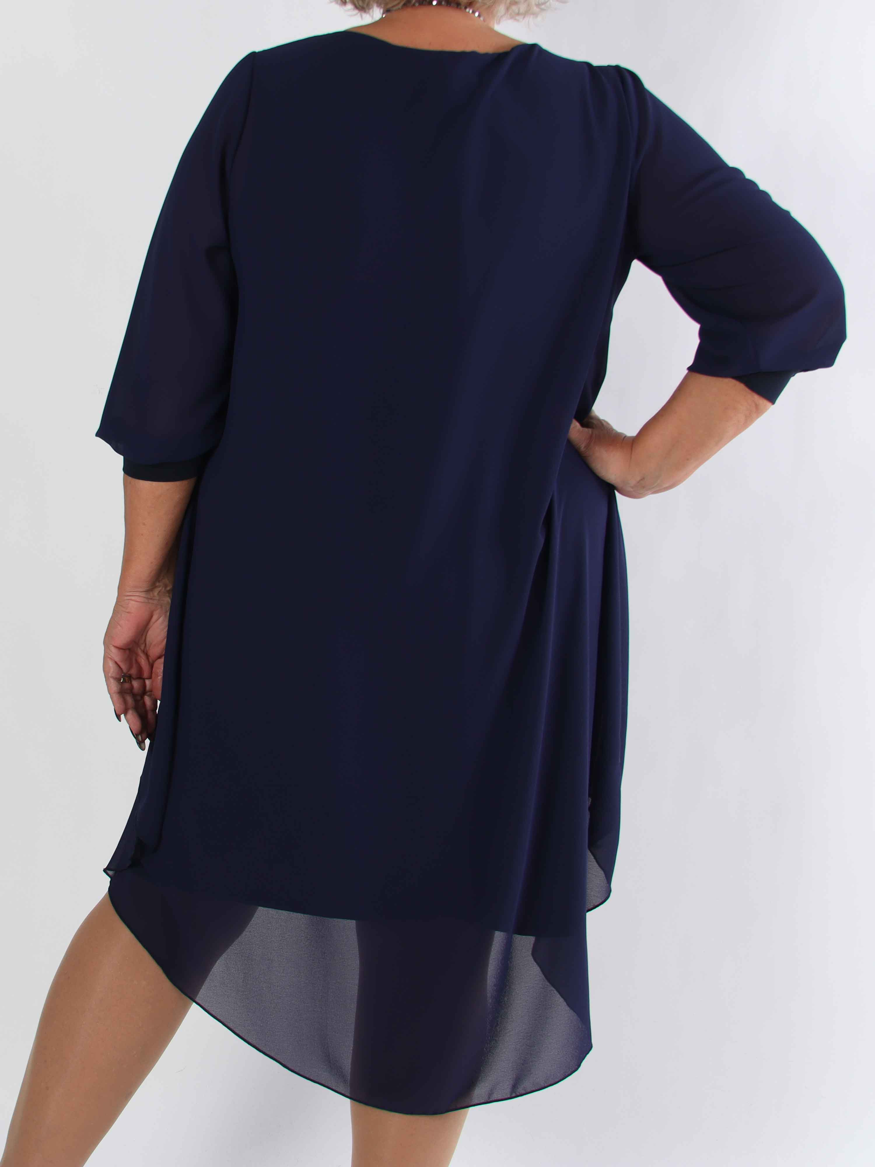 Pianora - Plus size kjole med chiffonlag og semitransparente ærmer