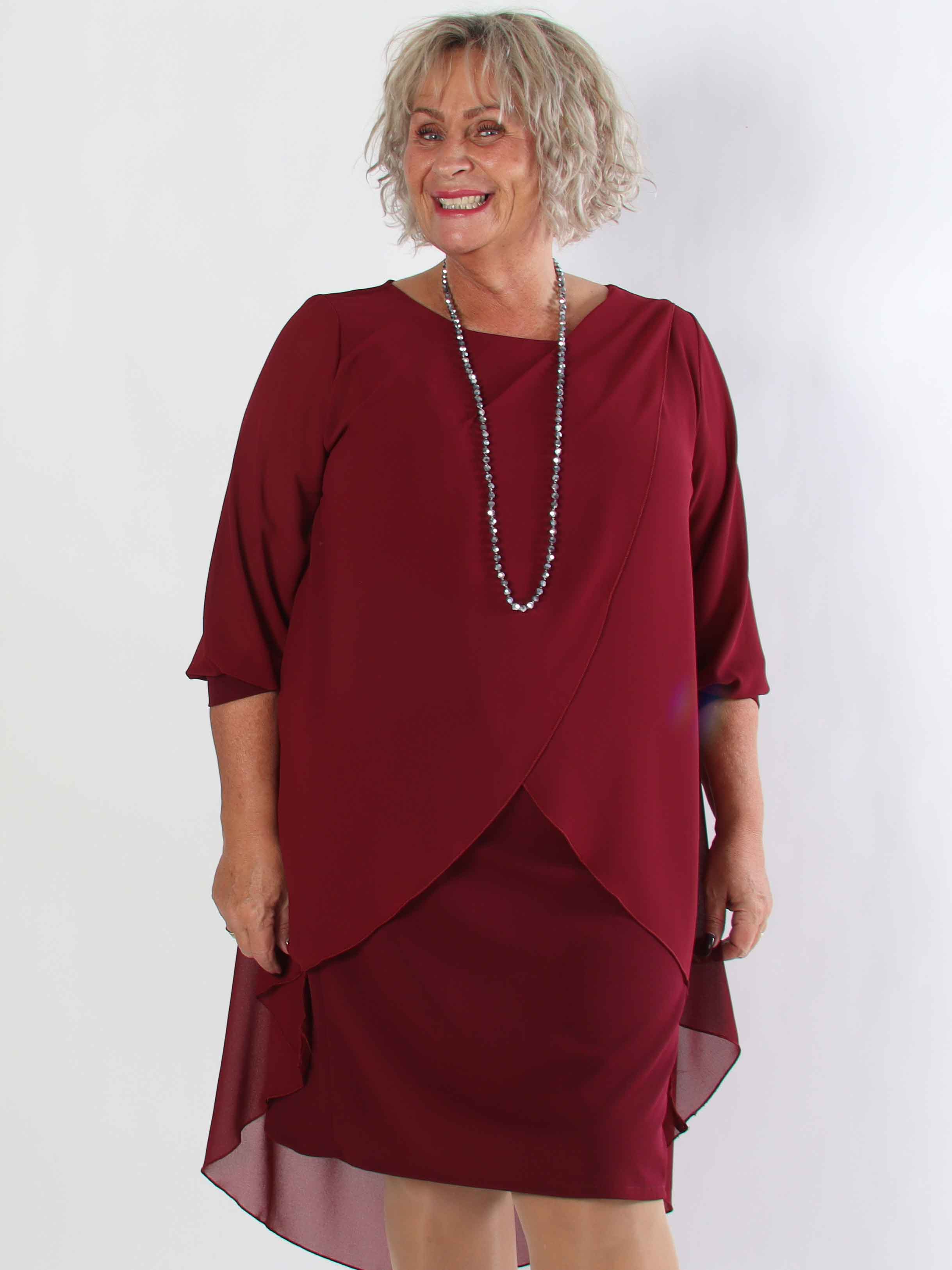 Pianora - Plus size kjole med chiffonlag og semitransparente ærmer