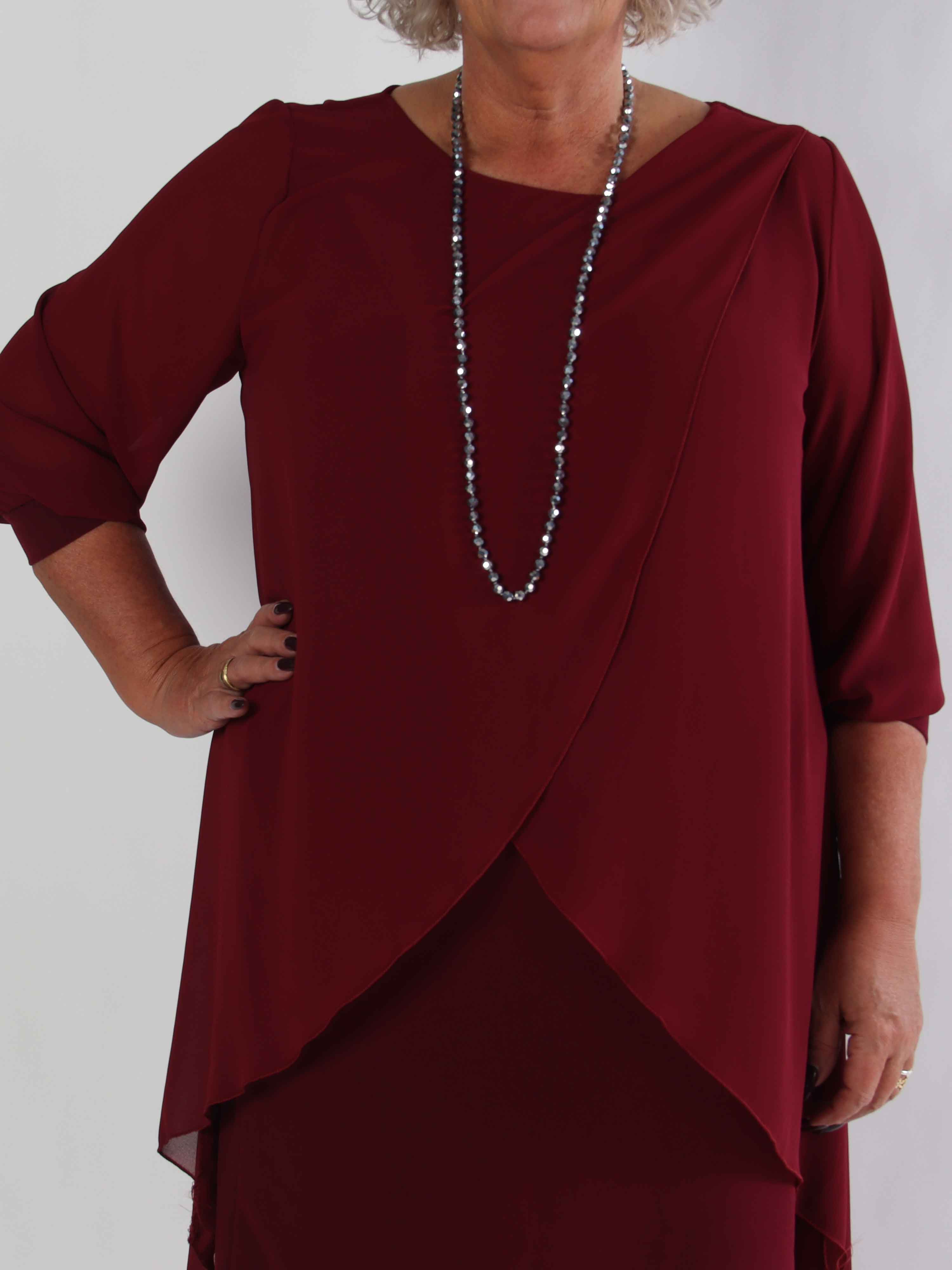 Pianora - Plus size kjole med chiffonlag og semitransparente ærmer