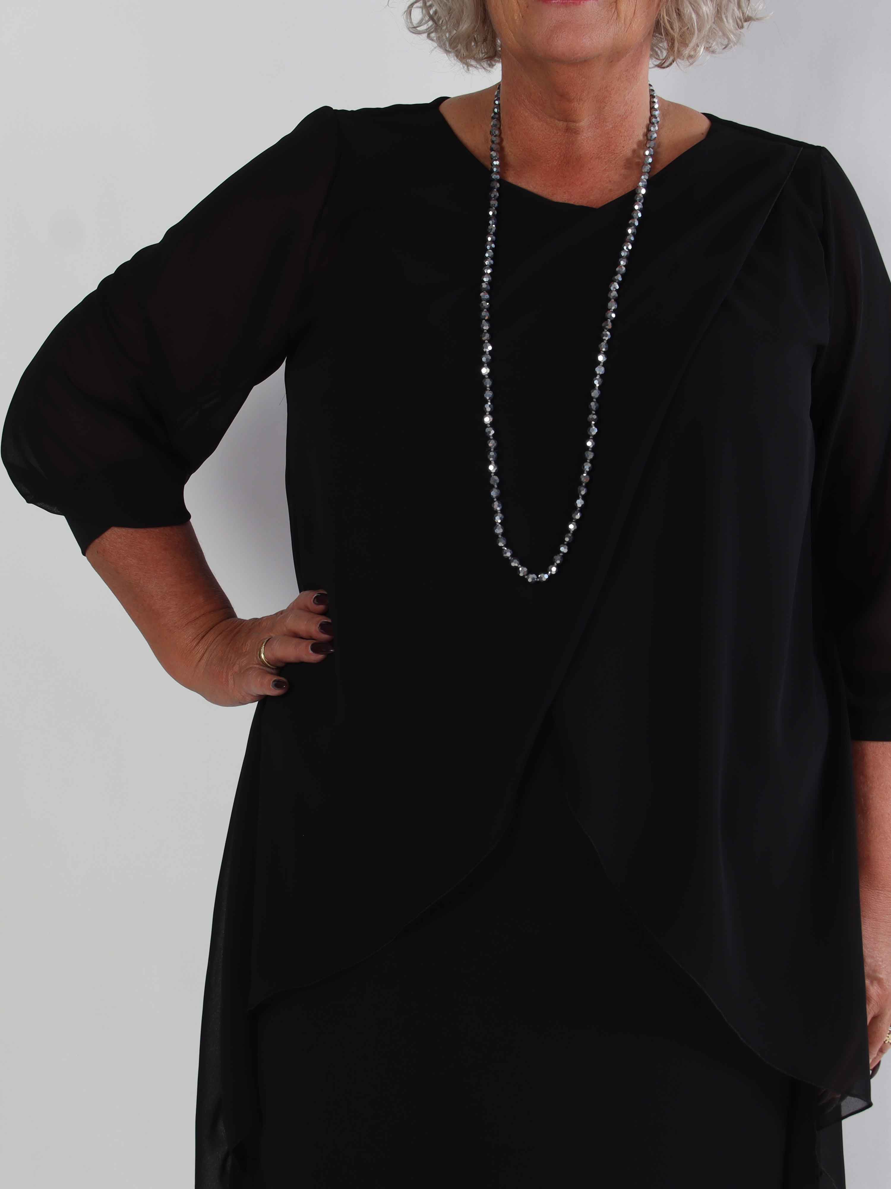 Pianora - Plus size kjole med chiffonlag og semitransparente ærmer