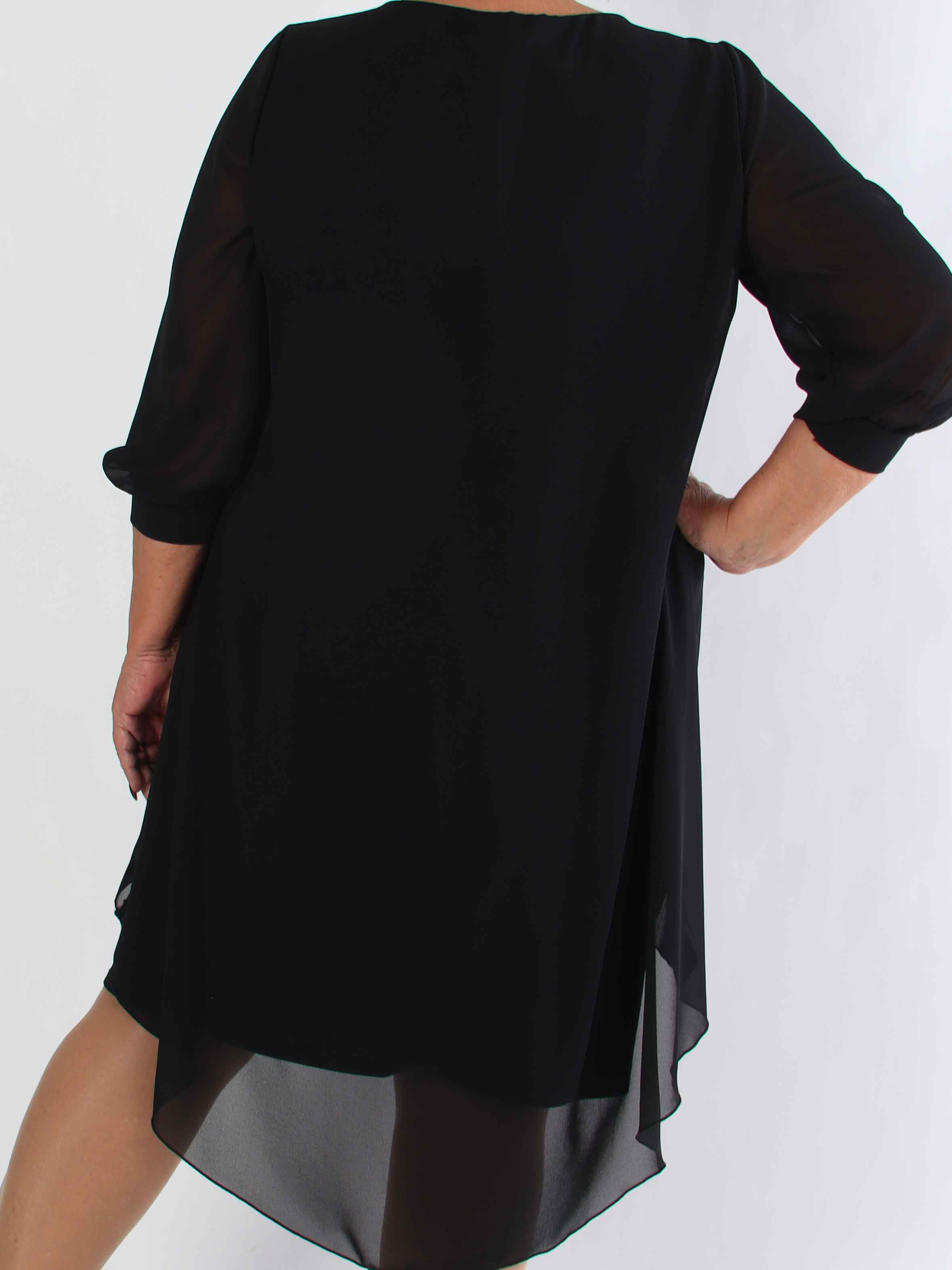 Pianora - Plus size kjole med chiffonlag og semitransparente ærmer