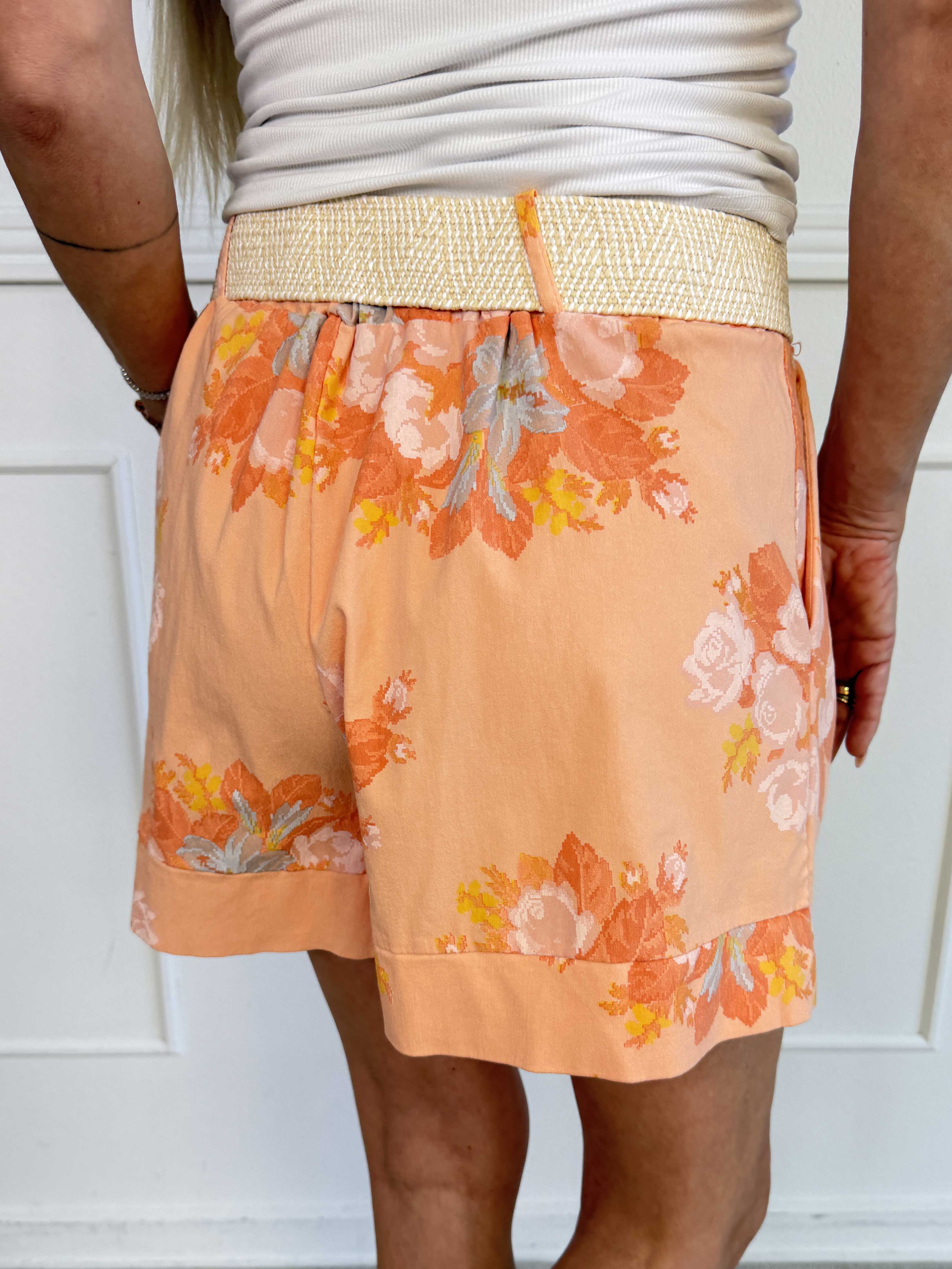 Pianora - Plus size shorts i en viskoseblanding med blomster og flettet bælte