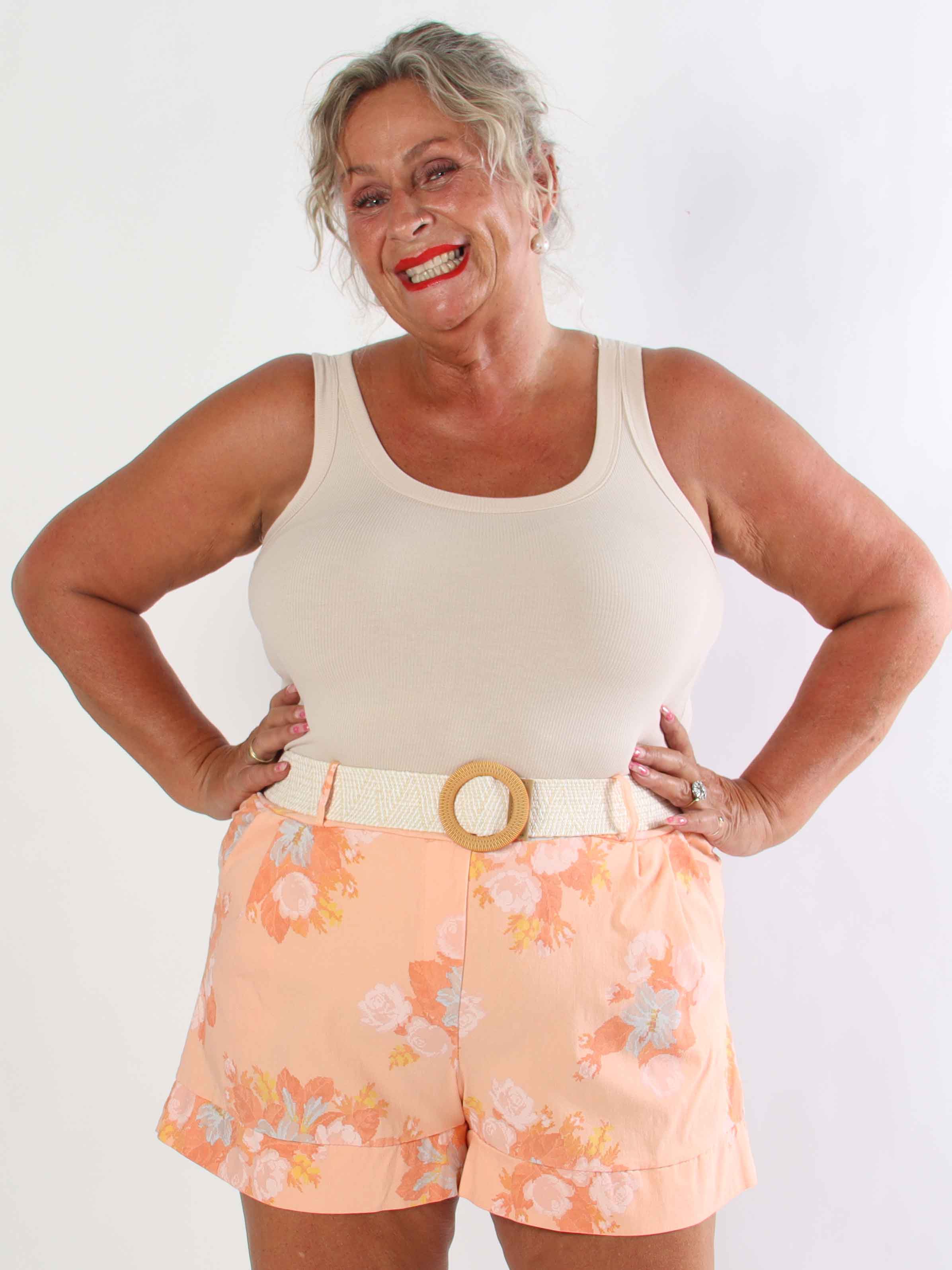 Pianora - Plus size shorts i en viskoseblanding med blomster og flettet bælte