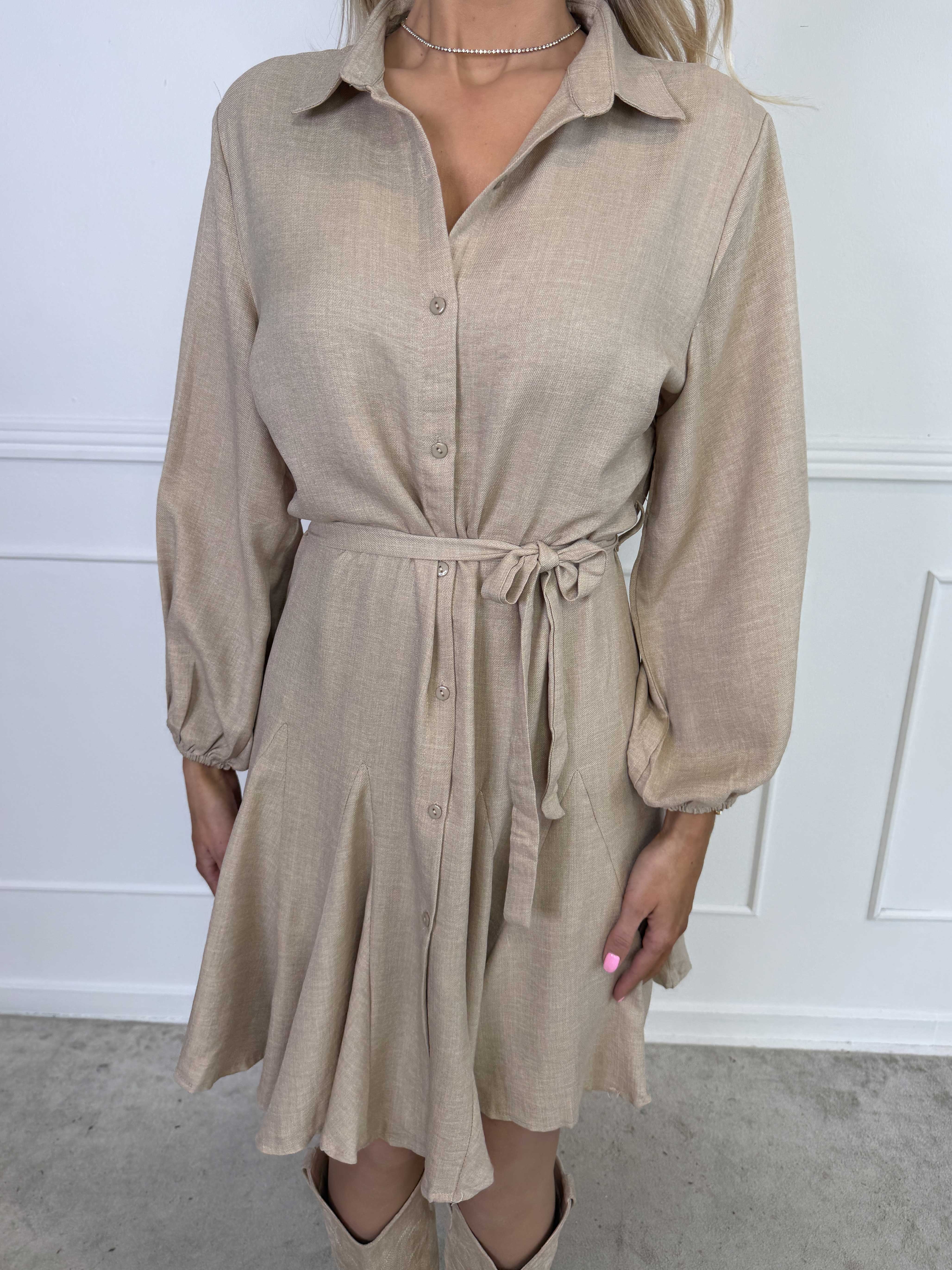 Pil - Sød skjortekjole med flæsekant forneden