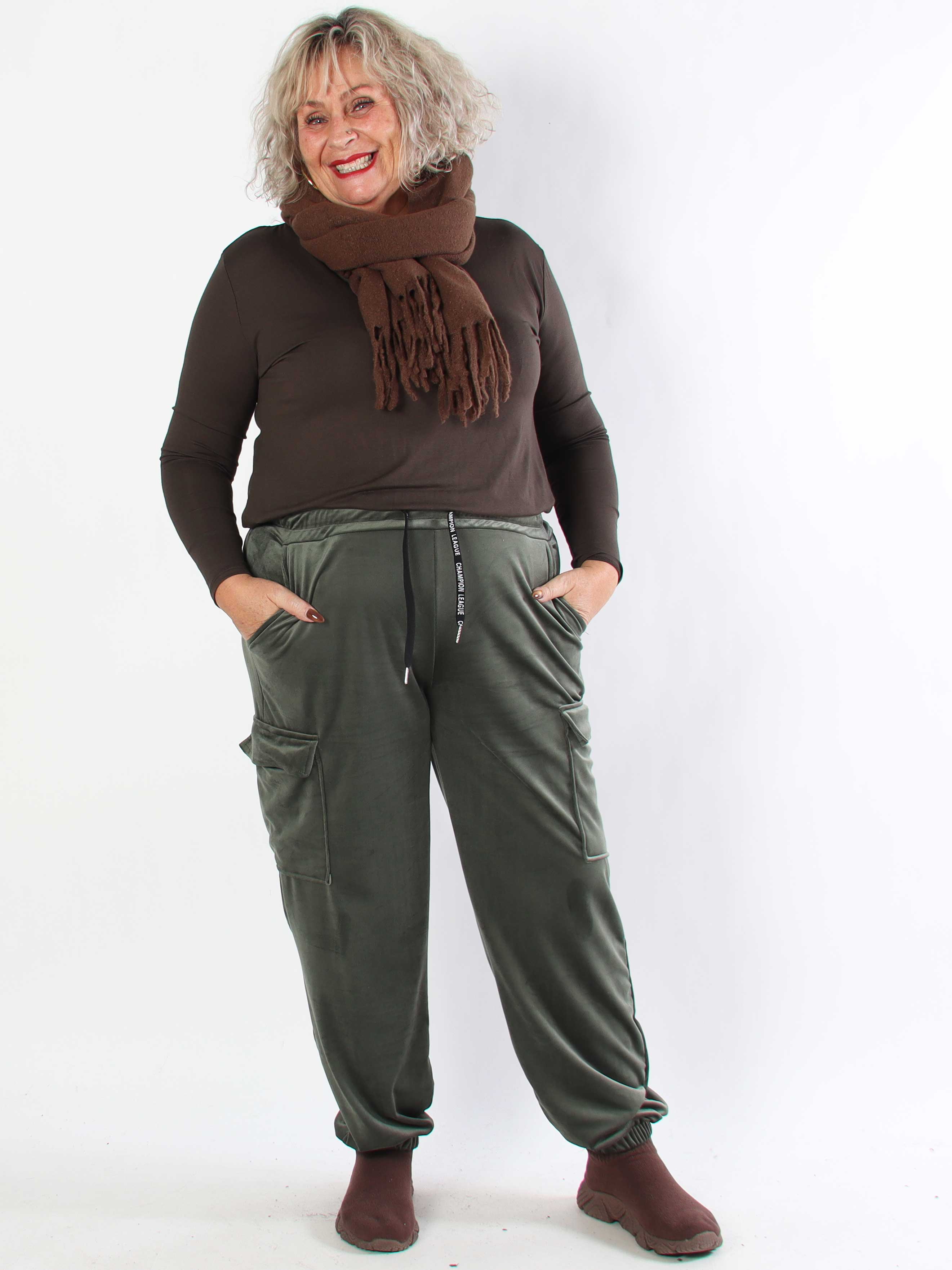 Pippa - Bløde plus size cargobukser i velour