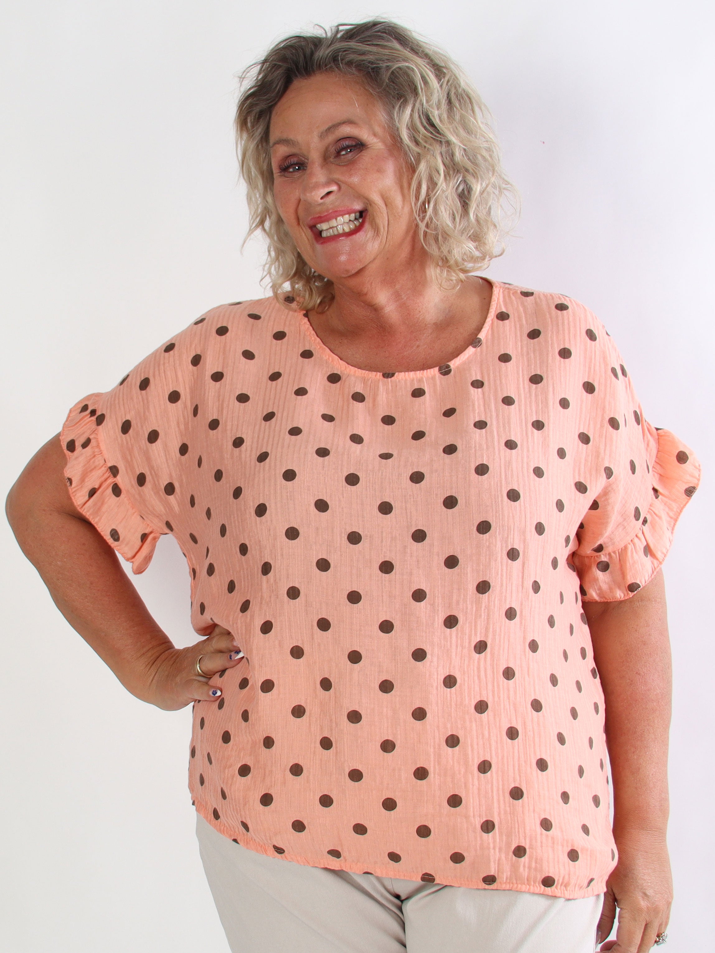 Poline - Prikket plus size tunika i åndbar lyocell stof med flæsekant på ærmerne