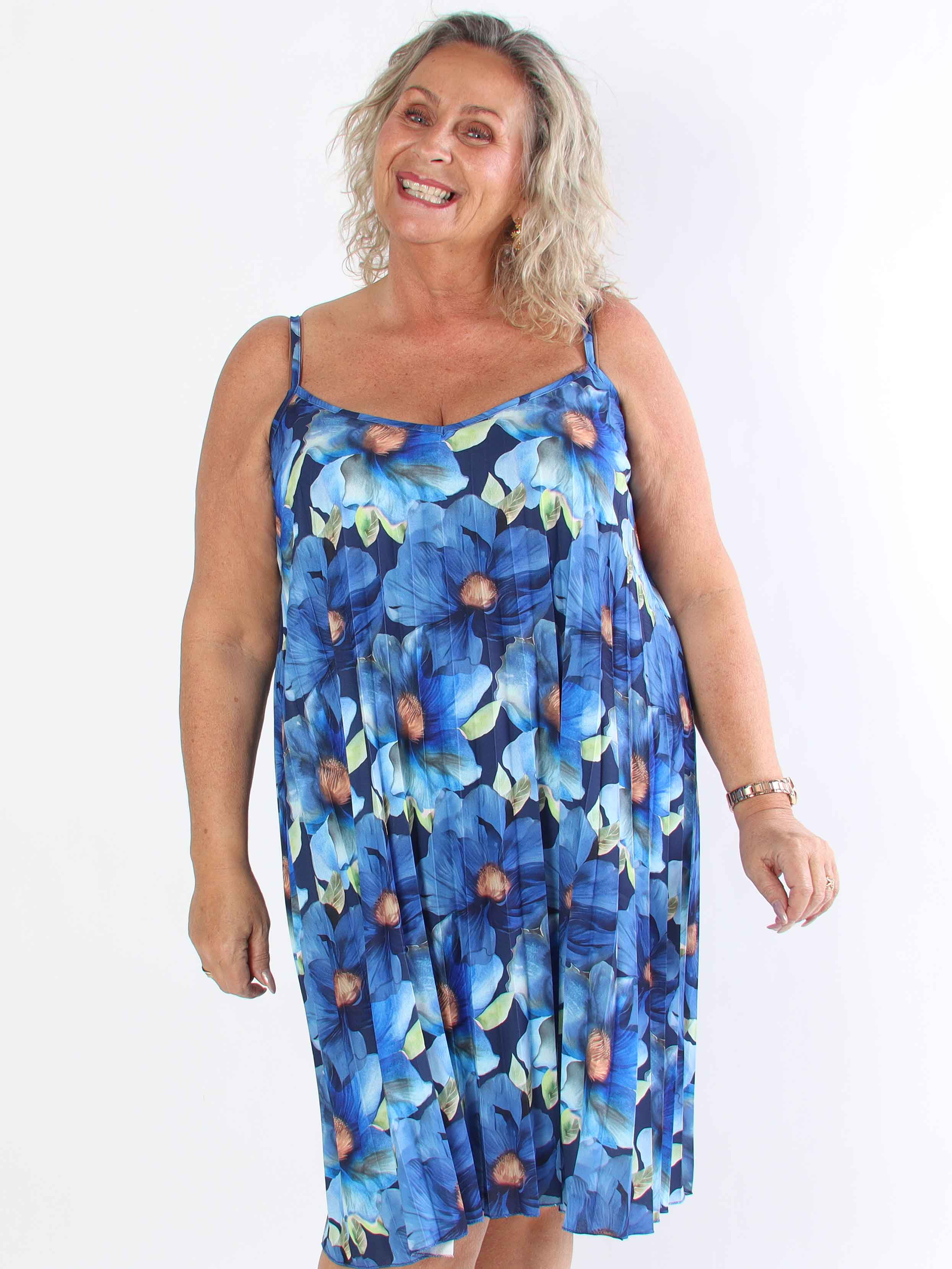 Poppy - Sød plisseret stropkjole i viskose med blomsterprint