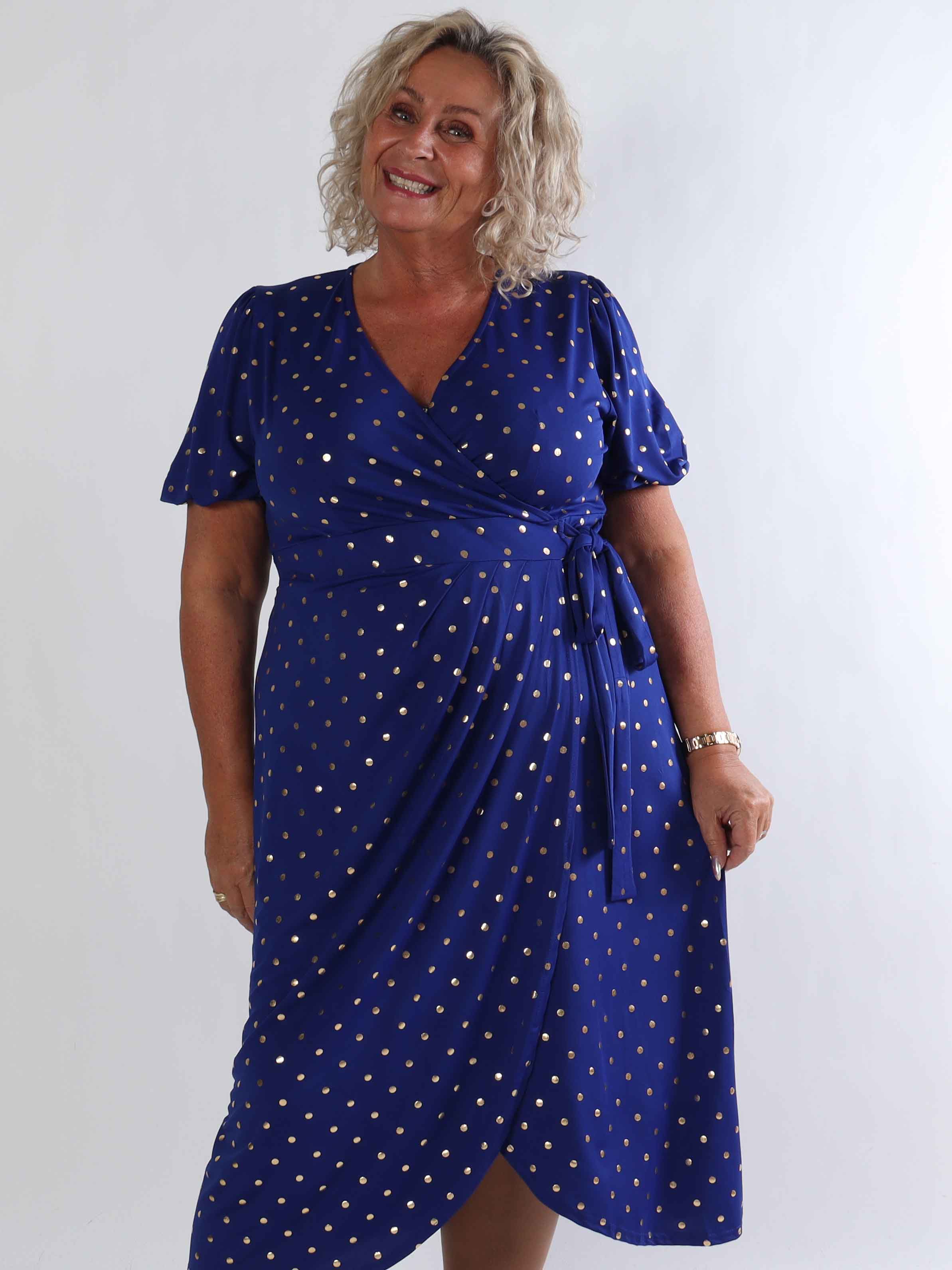 Primula Dust Gold - Plus size kjole i slå-om look med guld prikker