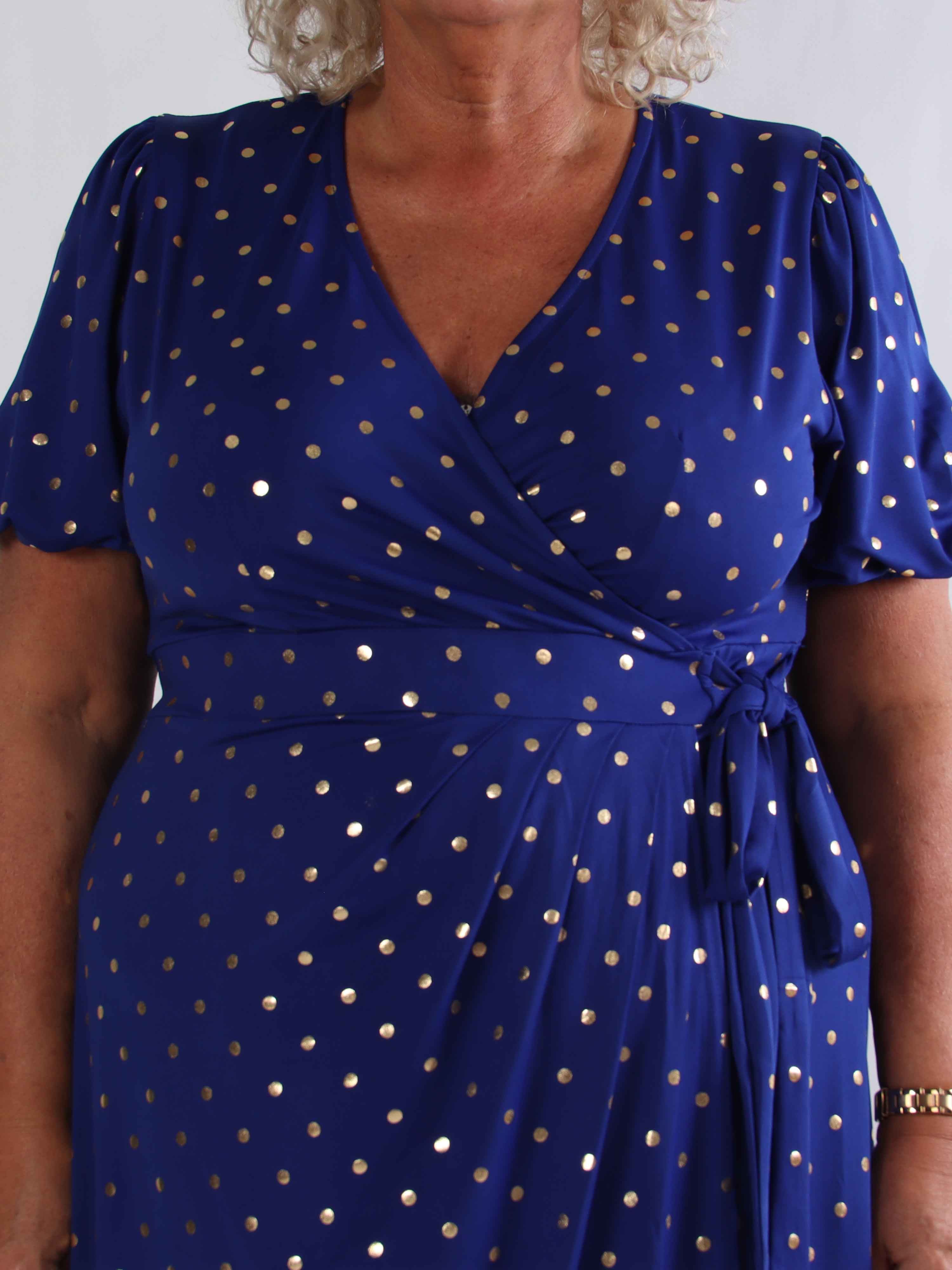 Primula Dust Gold - Plus size kjole i slå-om look med guld prikker