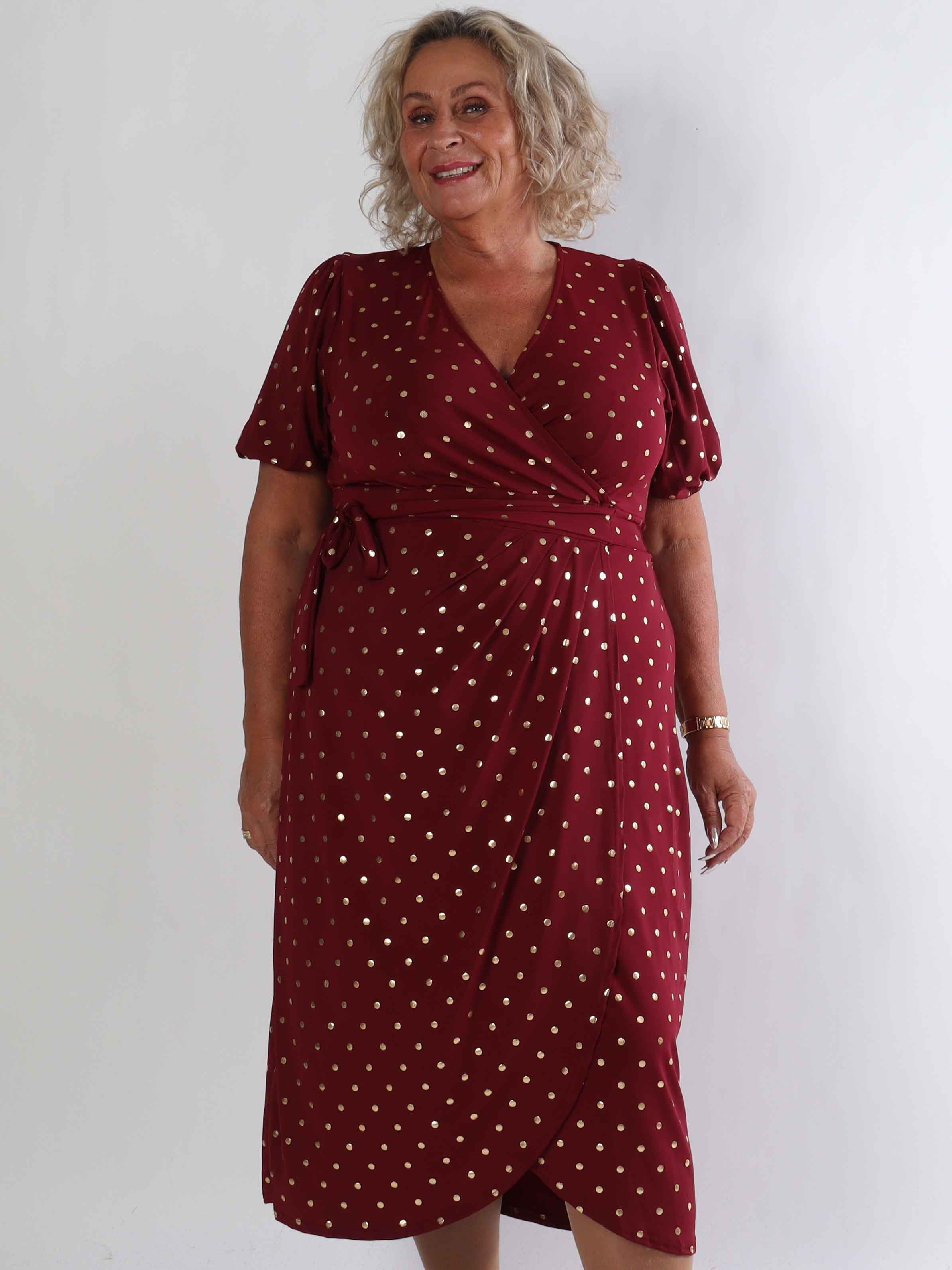 Primula Dust Gold - Plus size kjole i slå-om look med guld prikker