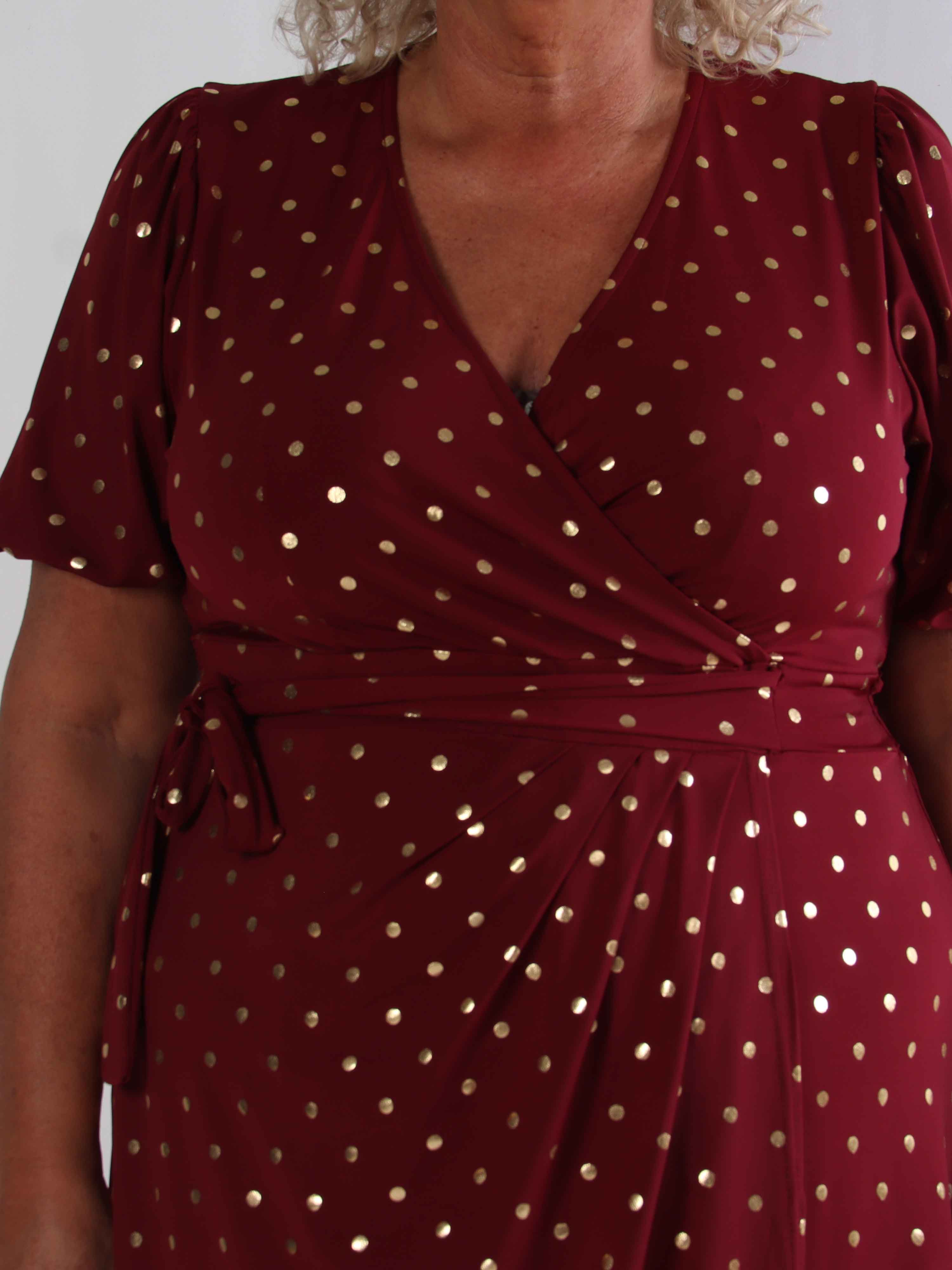 Primula Dust Gold - Plus size kjole i slå-om look med guld prikker