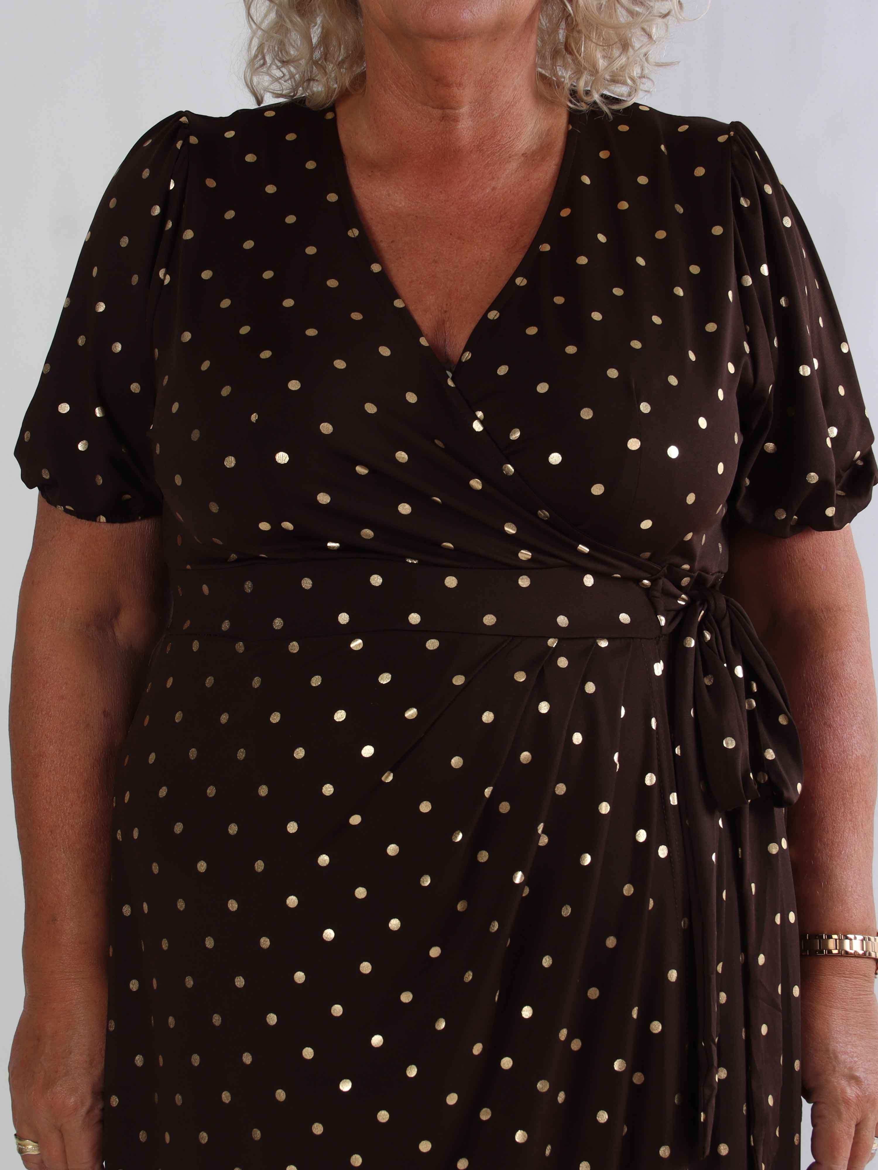 Primula Dust Gold - Plus size kjole i slå-om look med guld prikker