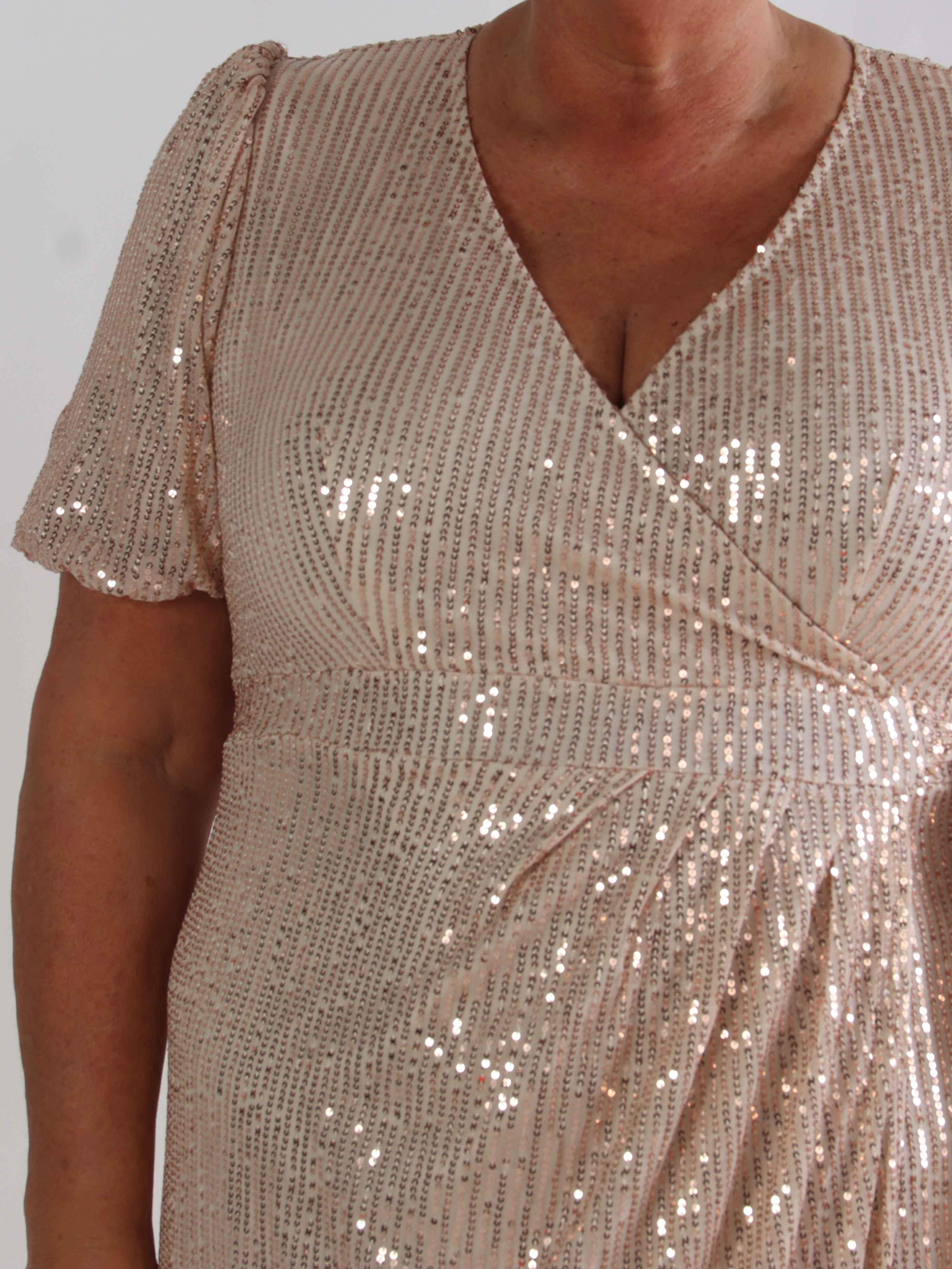 Primula Glitter - Plus size kjole i slå-om look med pailletter