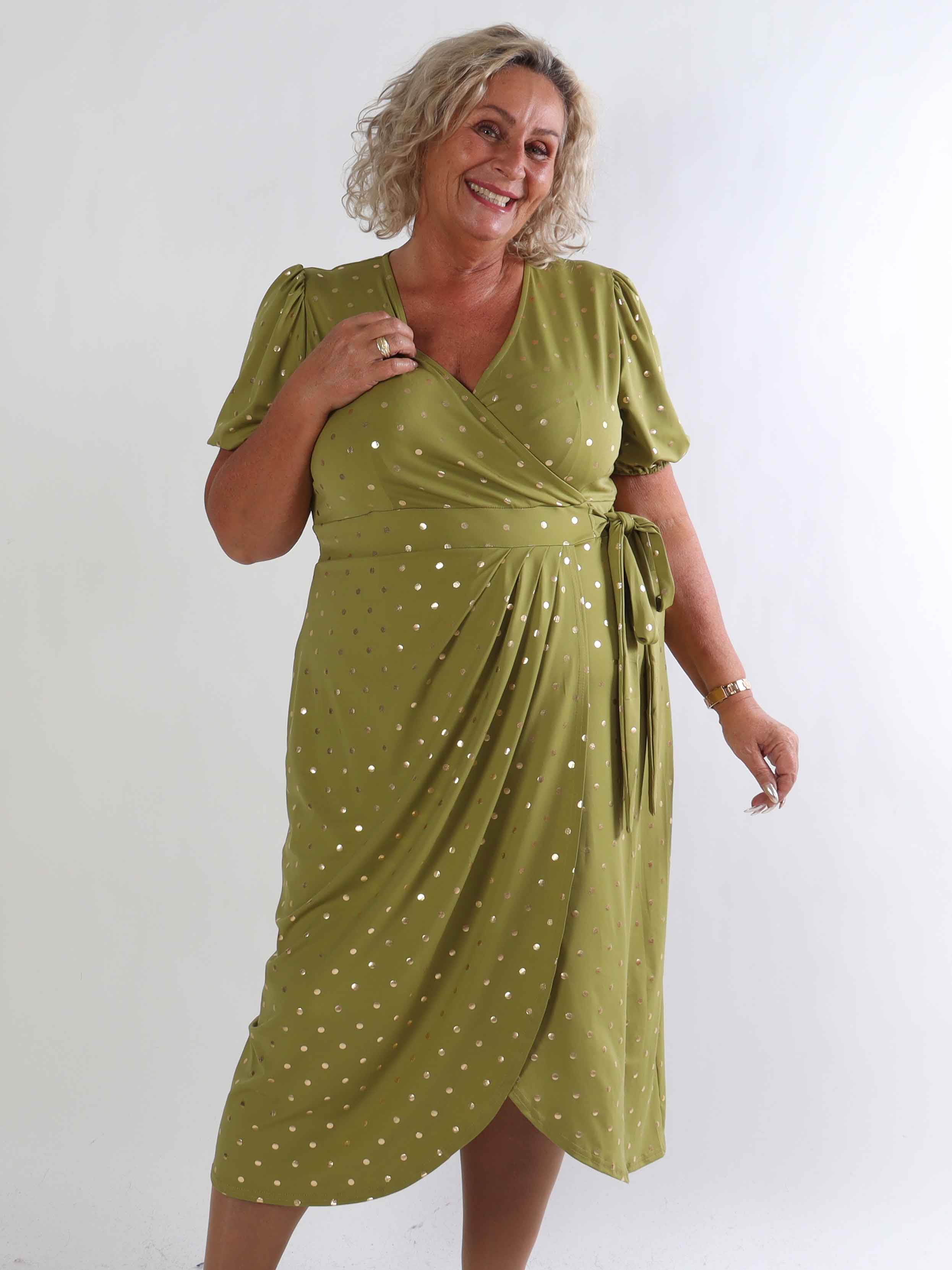 Primula Dust Gold - Plus size kjole i slå-om look med guld prikker