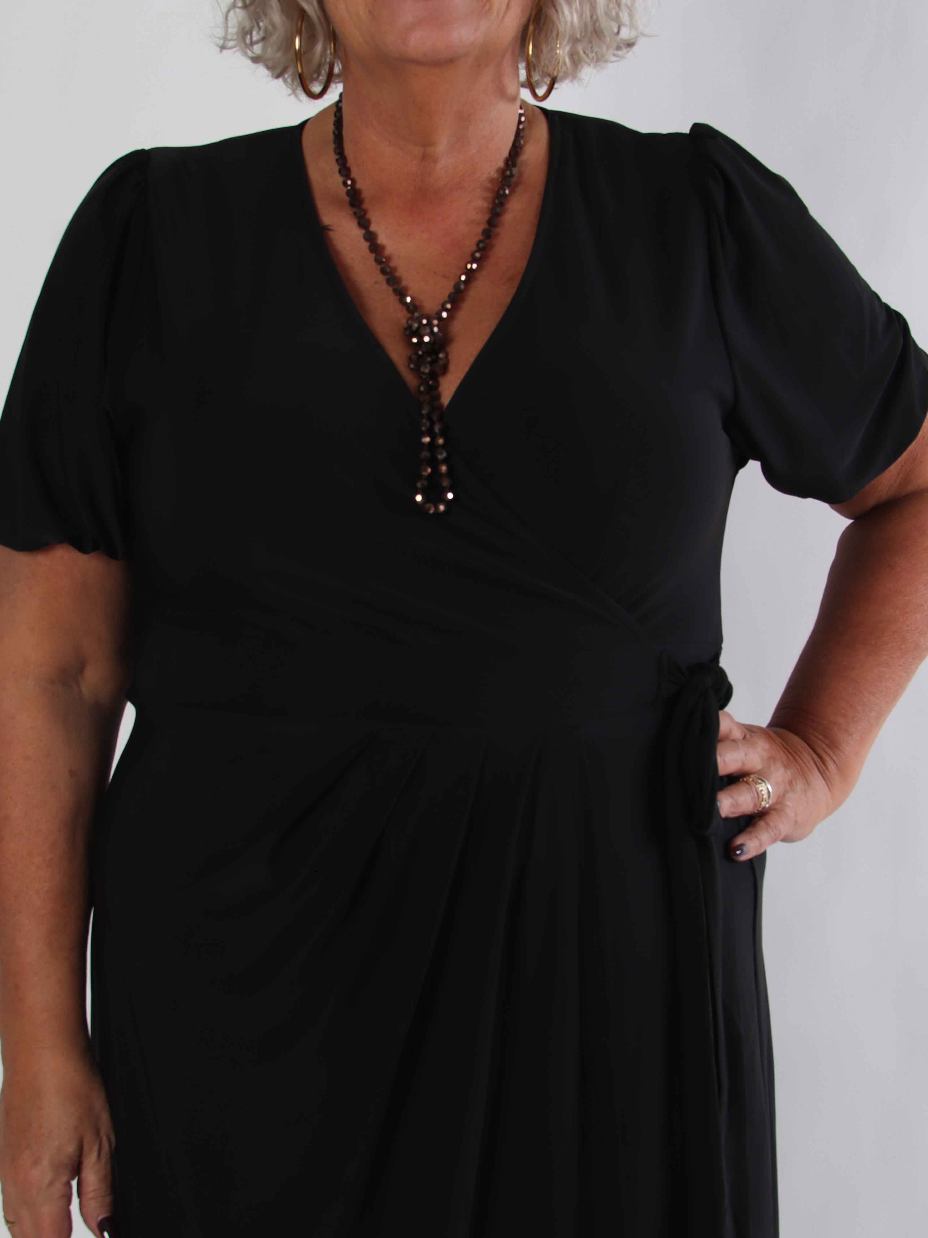 Primula Plain - Elastisk plus size kjole i slå-om-look i ensfarvet