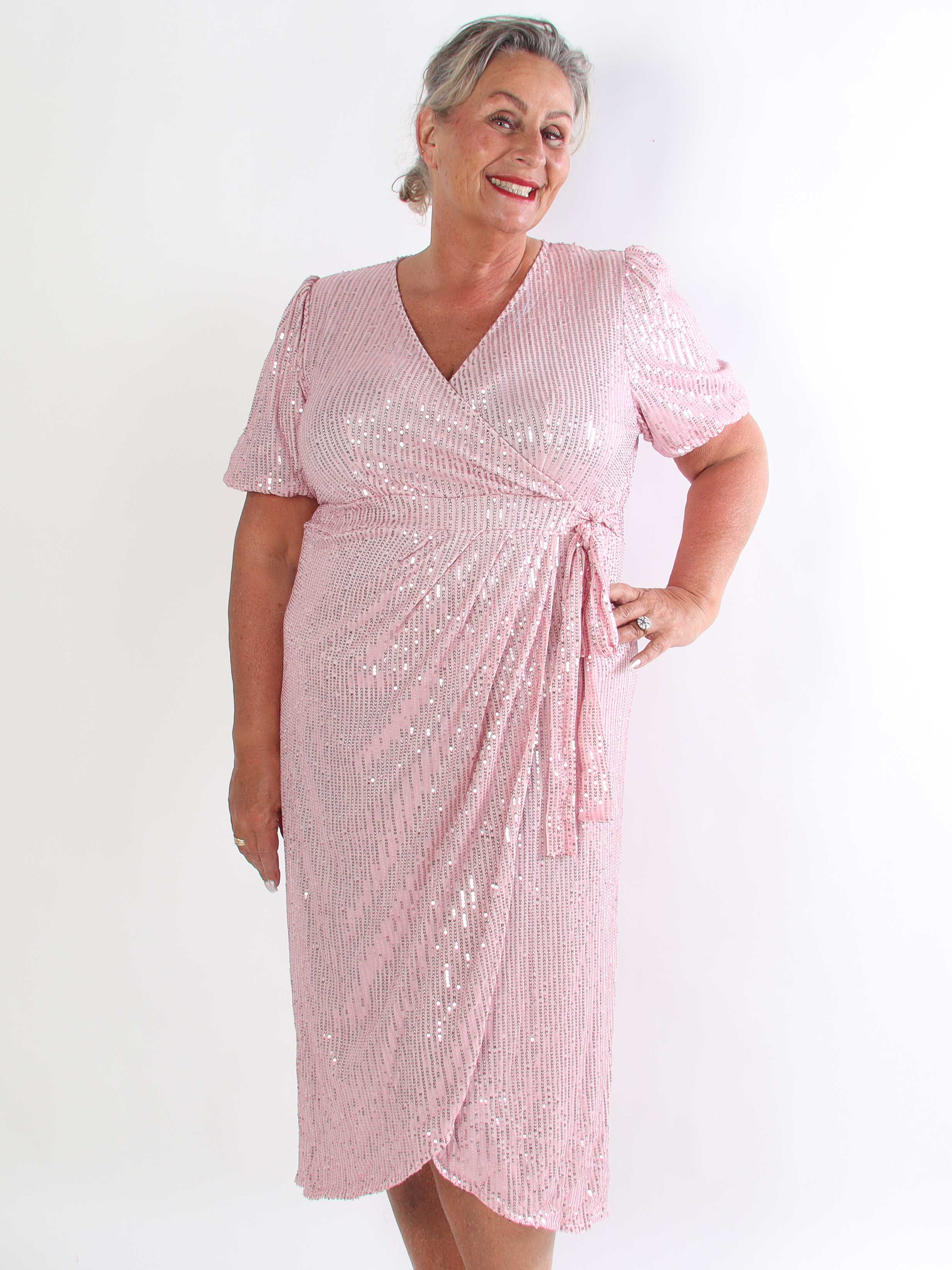 Primula Glitter - Plus size kjole i slå-om look med pailletter