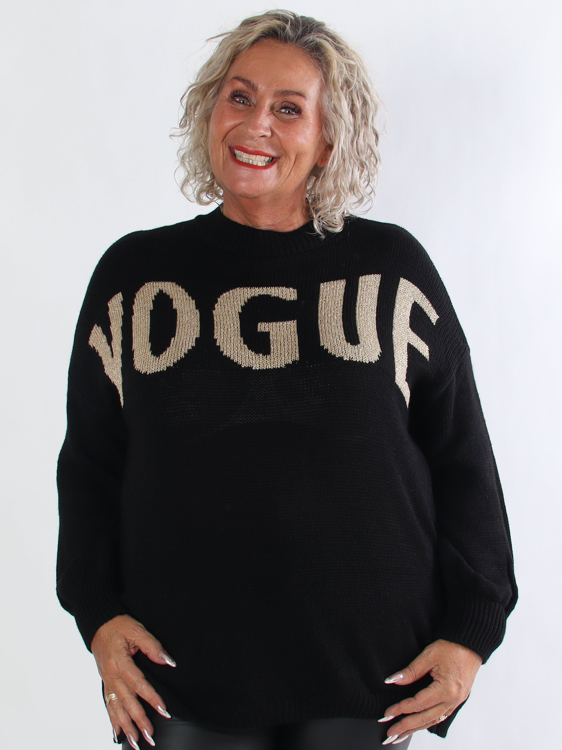 Priscilla - Plus size striktrøje med VOGUE skrevet med guld glimmertråde