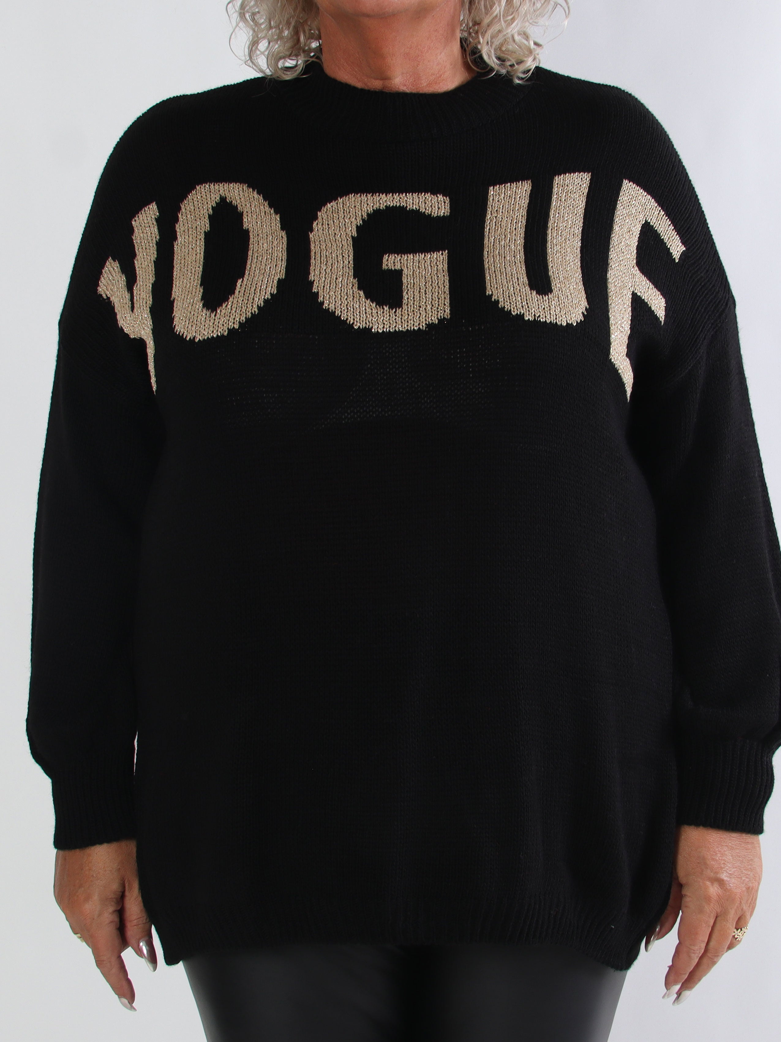 Priscilla - Plus size striktrøje med VOGUE skrevet med guld glimmertråde