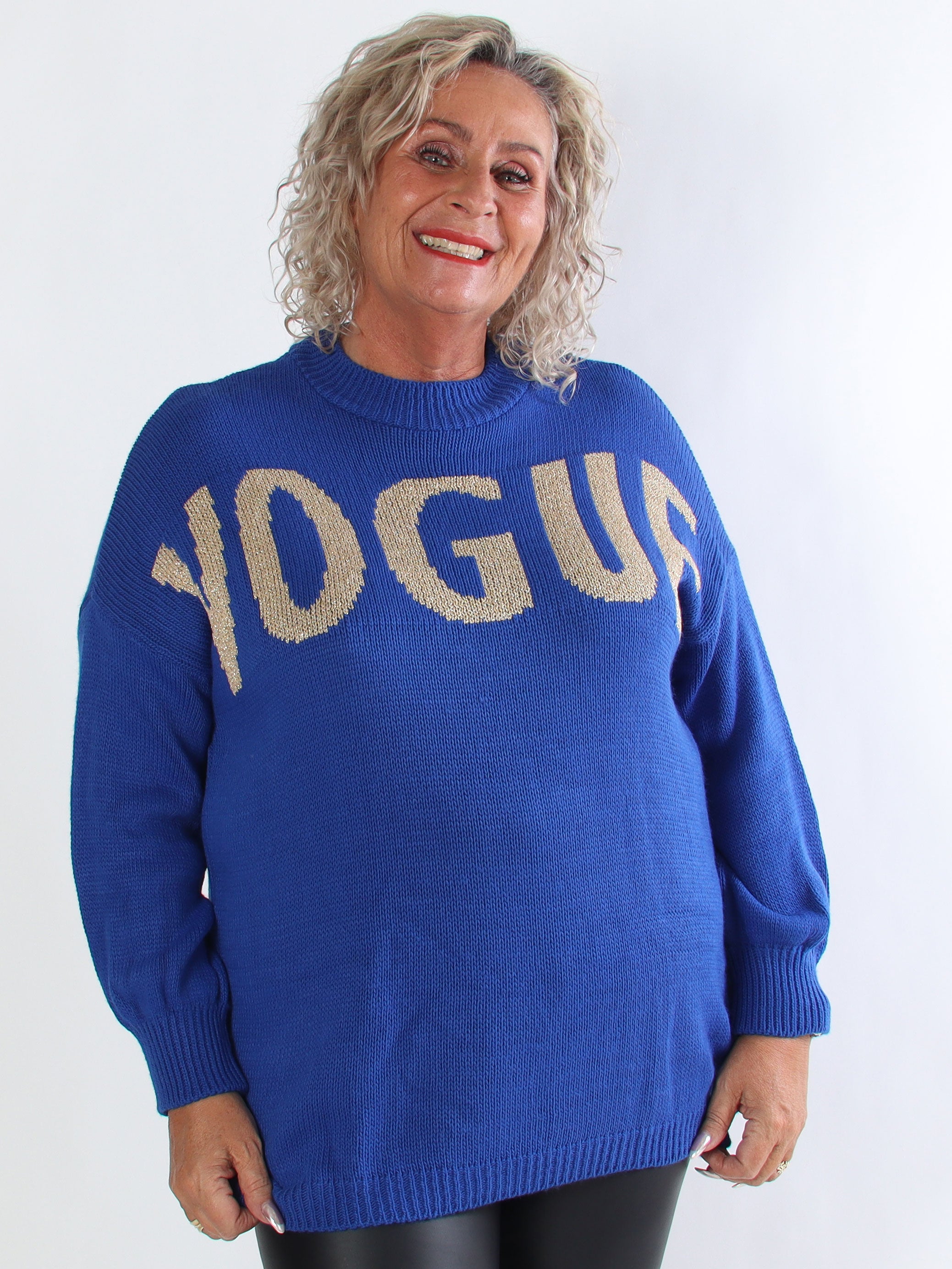 Priscilla - Plus size striktrøje med VOGUE skrevet med guld glimmertråde