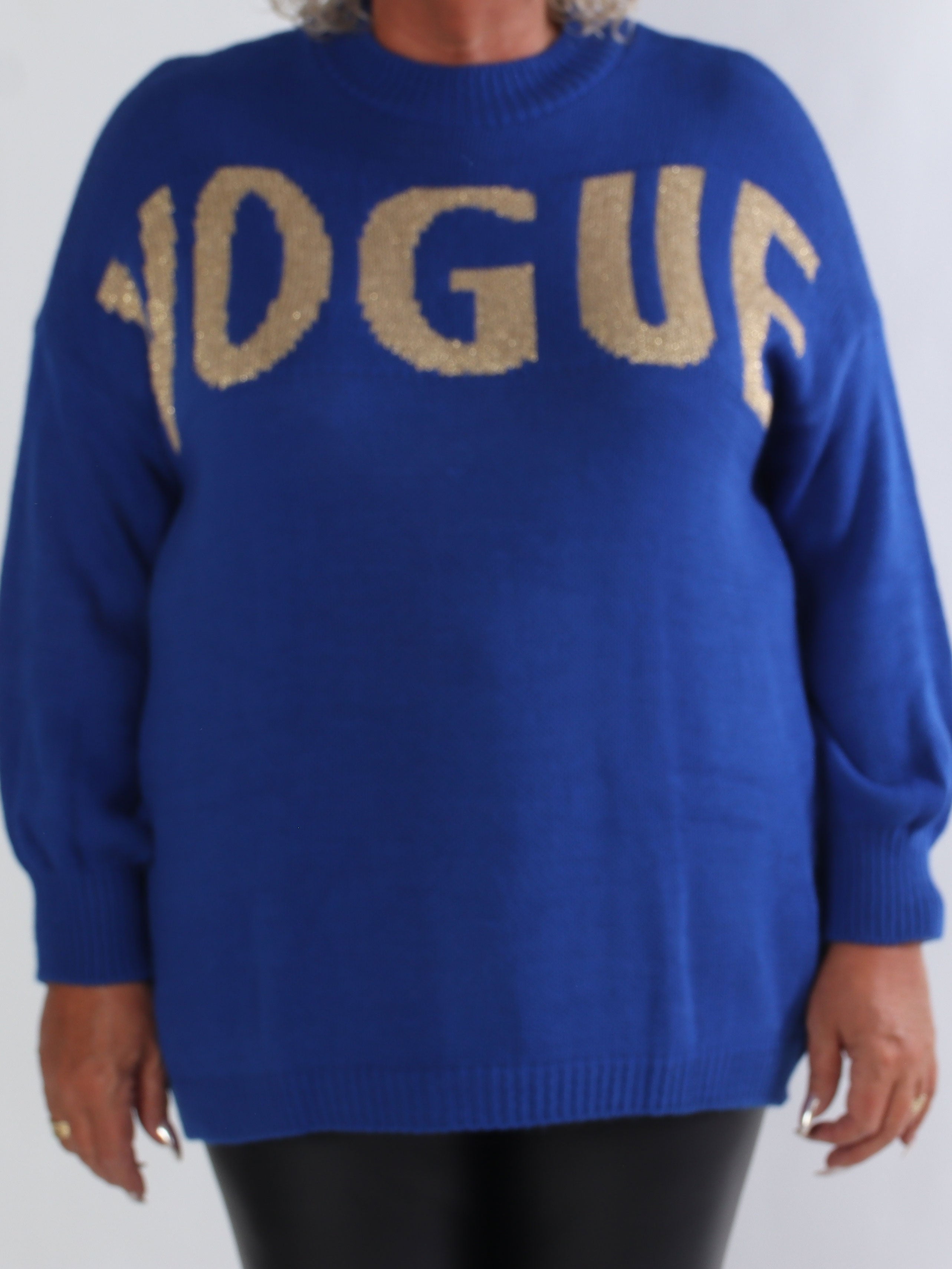 Priscilla - Plus size striktrøje med VOGUE skrevet med guld glimmertråde