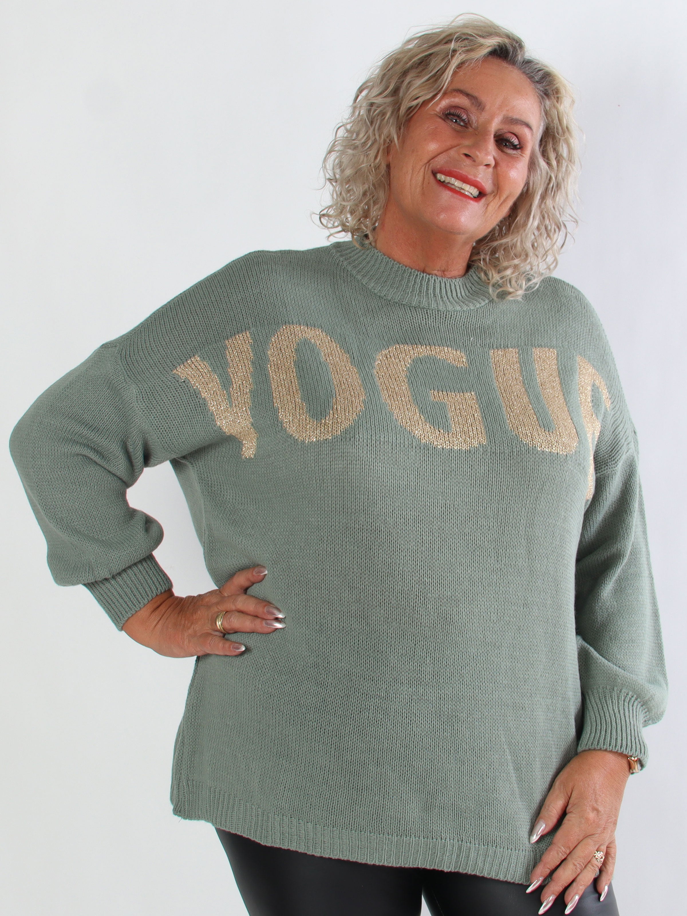 Priscilla - Plus size striktrøje med VOGUE skrevet med guld glimmertråde