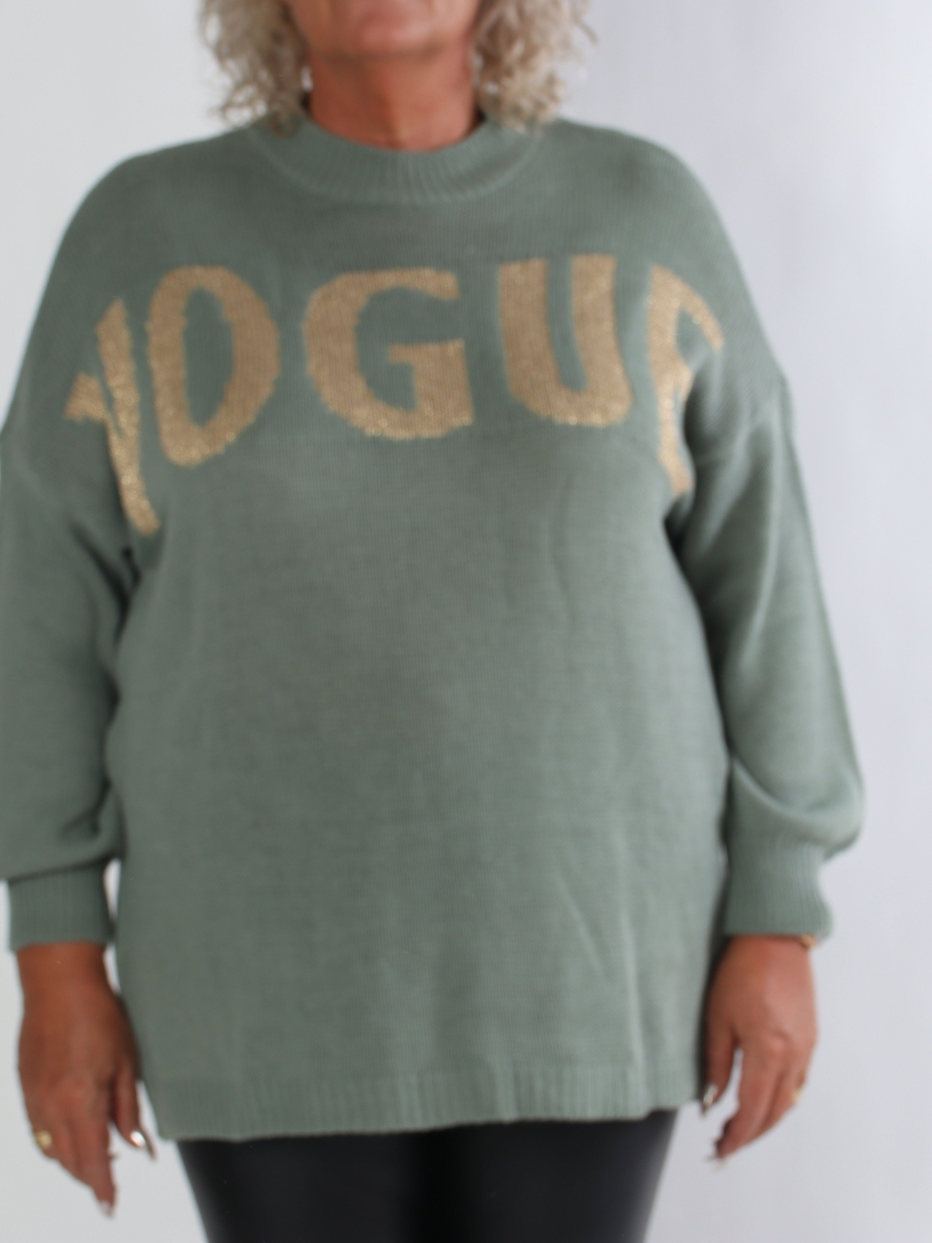 Priscilla - Plus size striktrøje med VOGUE skrevet med guld glimmertråde