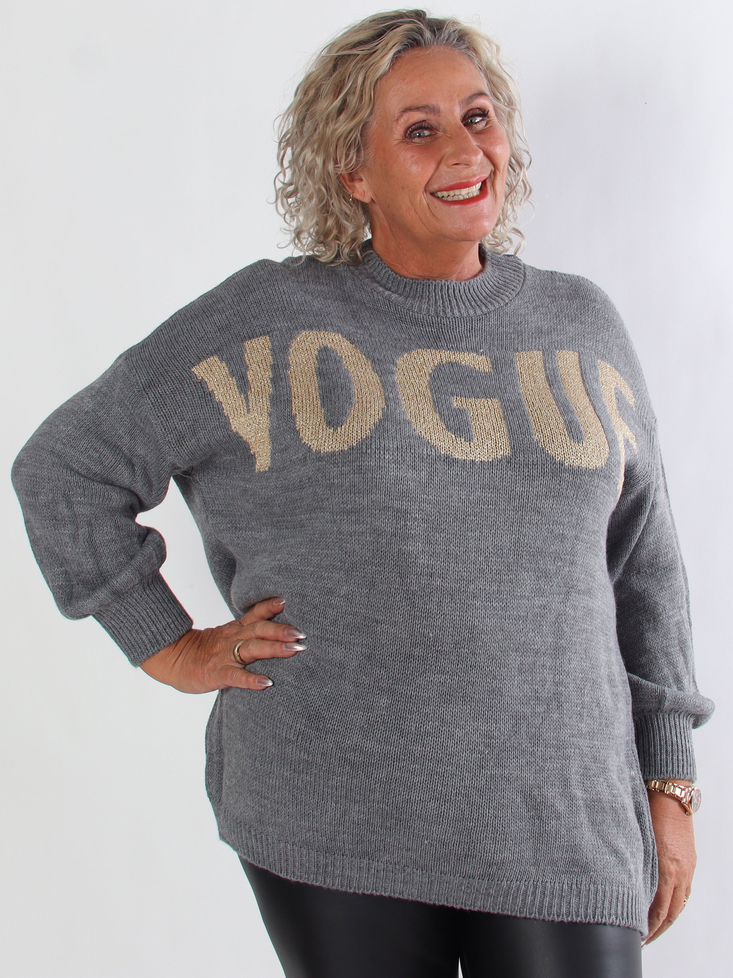 Priscilla - Plus size striktrøje med VOGUE skrevet med guld glimmertråde