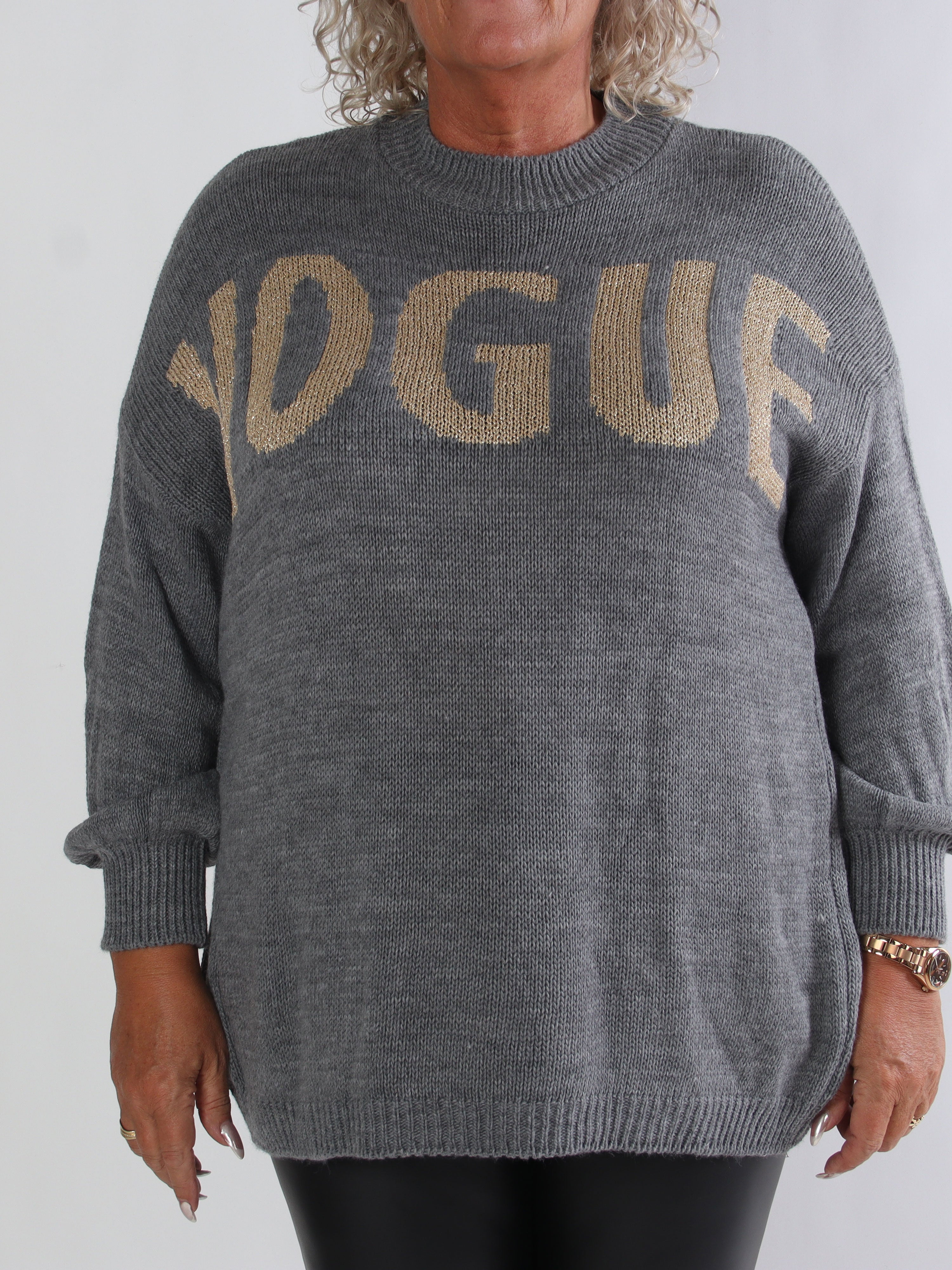 Priscilla - Plus size striktrøje med VOGUE skrevet med guld glimmertråde