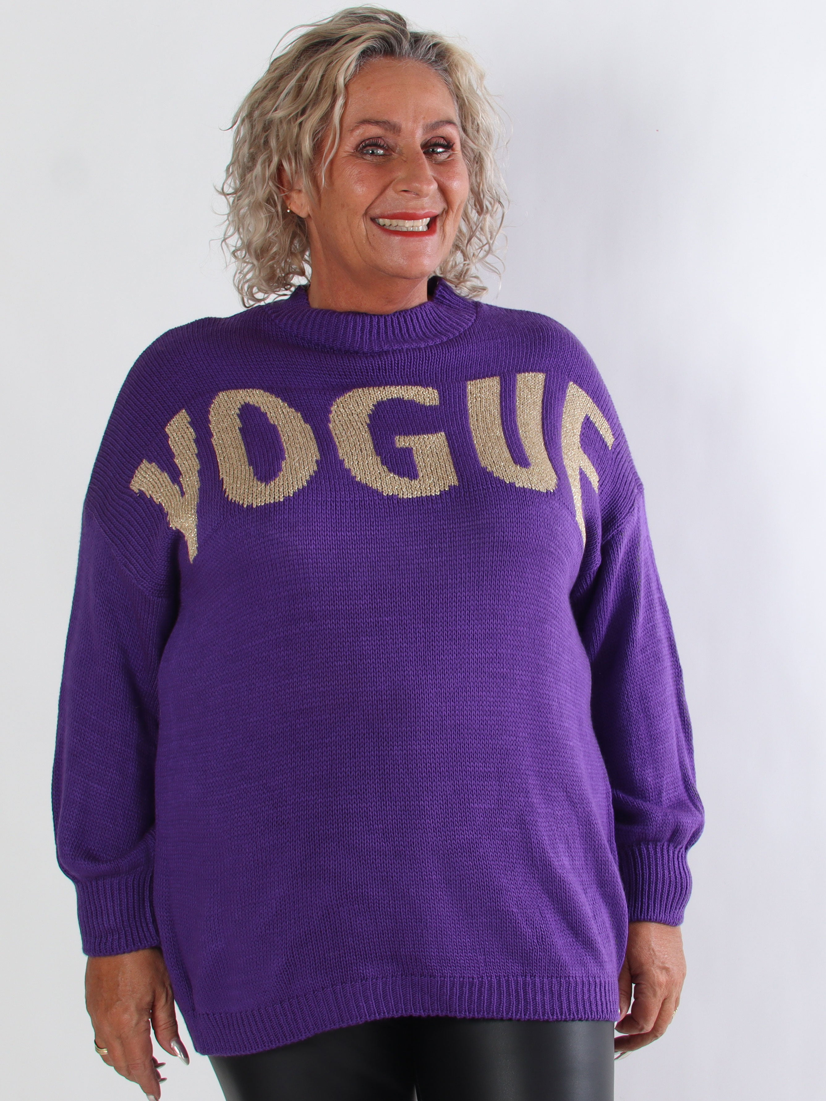 Priscilla - Plus size striktrøje med VOGUE skrevet med guld glimmertråde