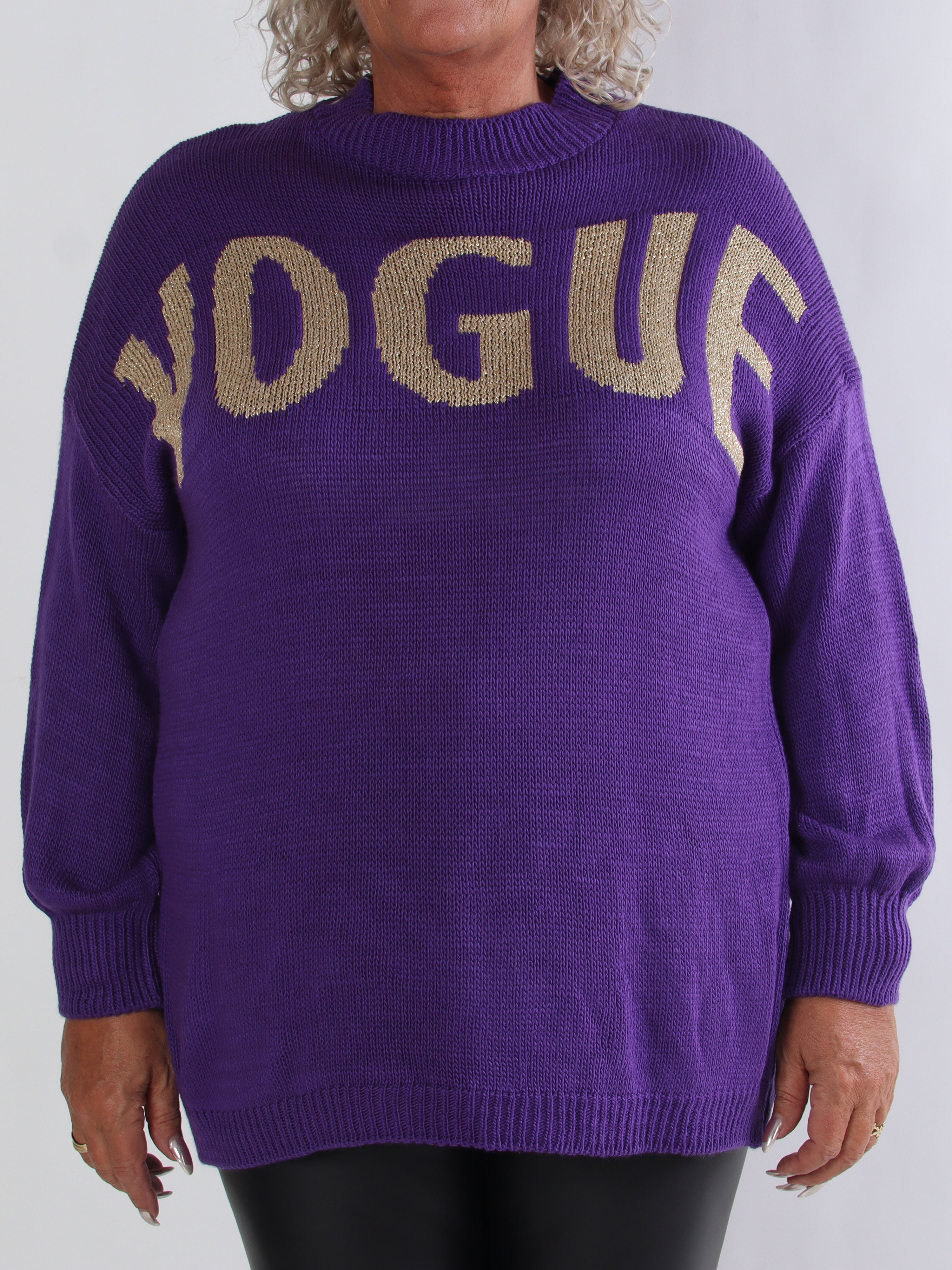 Priscilla - Plus size striktrøje med VOGUE skrevet med guld glimmertråde