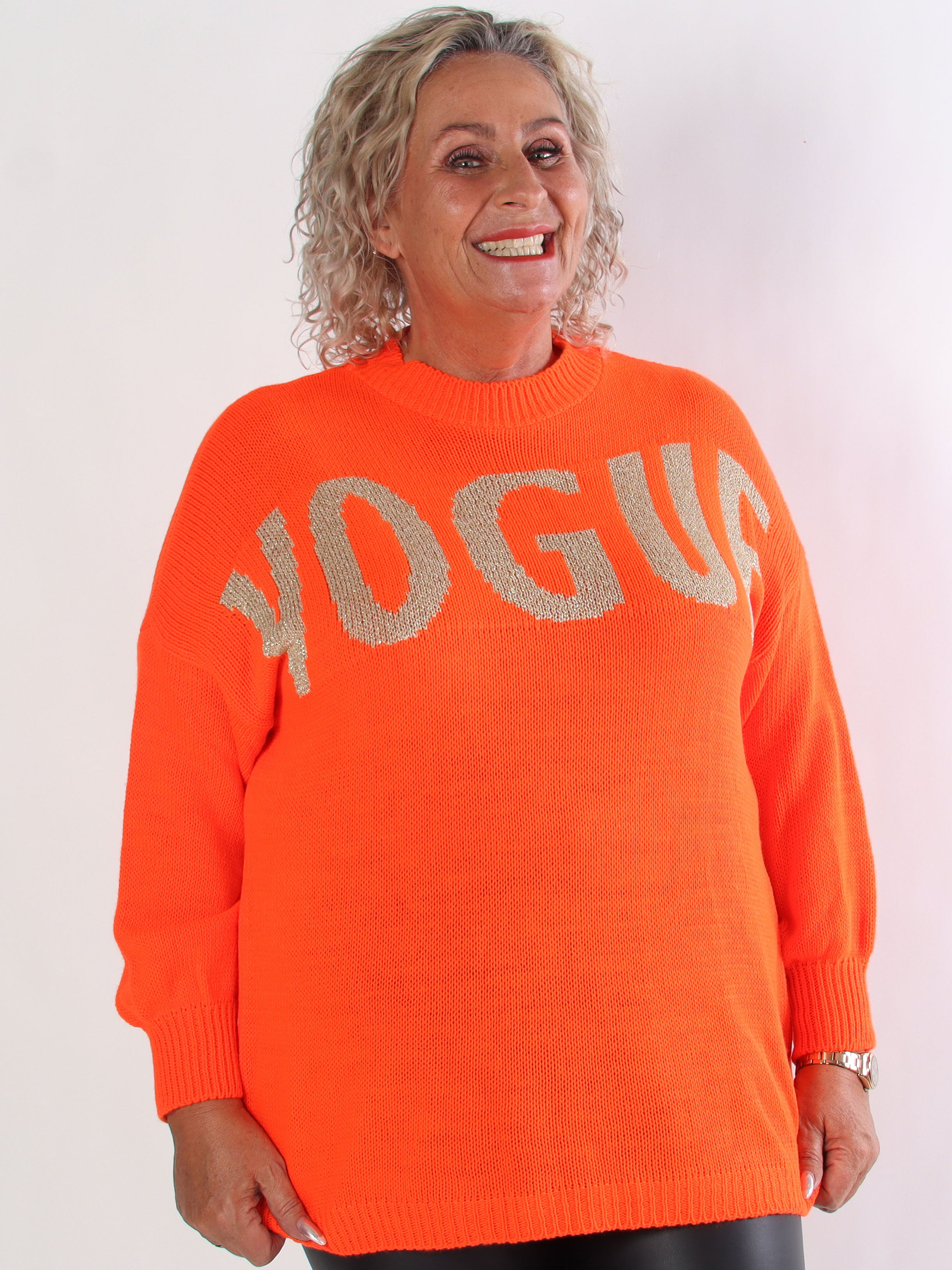 Priscilla - Plus size striktrøje med VOGUE skrevet med guld glimmertråde