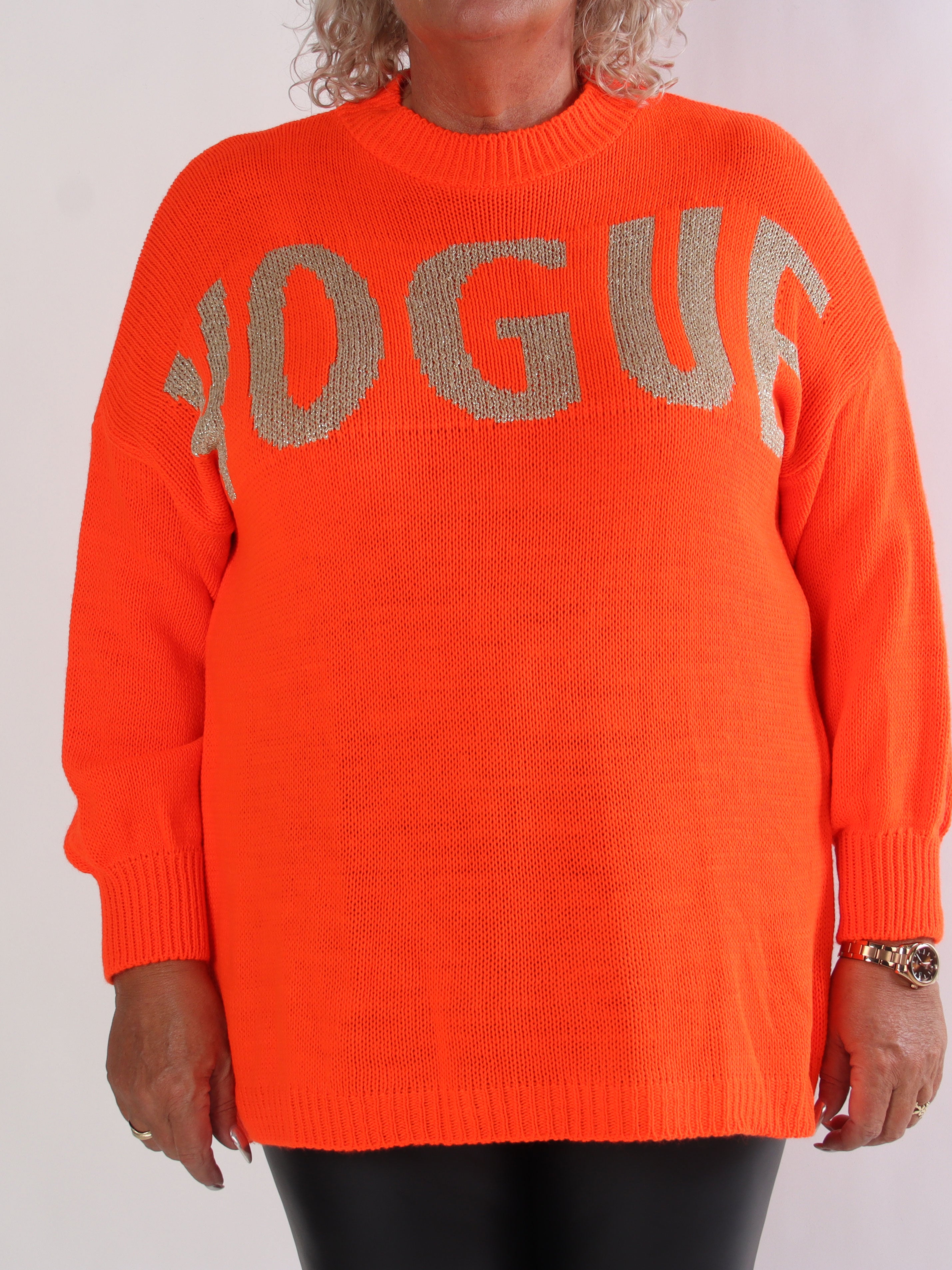 Priscilla - Plus size striktrøje med VOGUE skrevet med guld glimmertråde