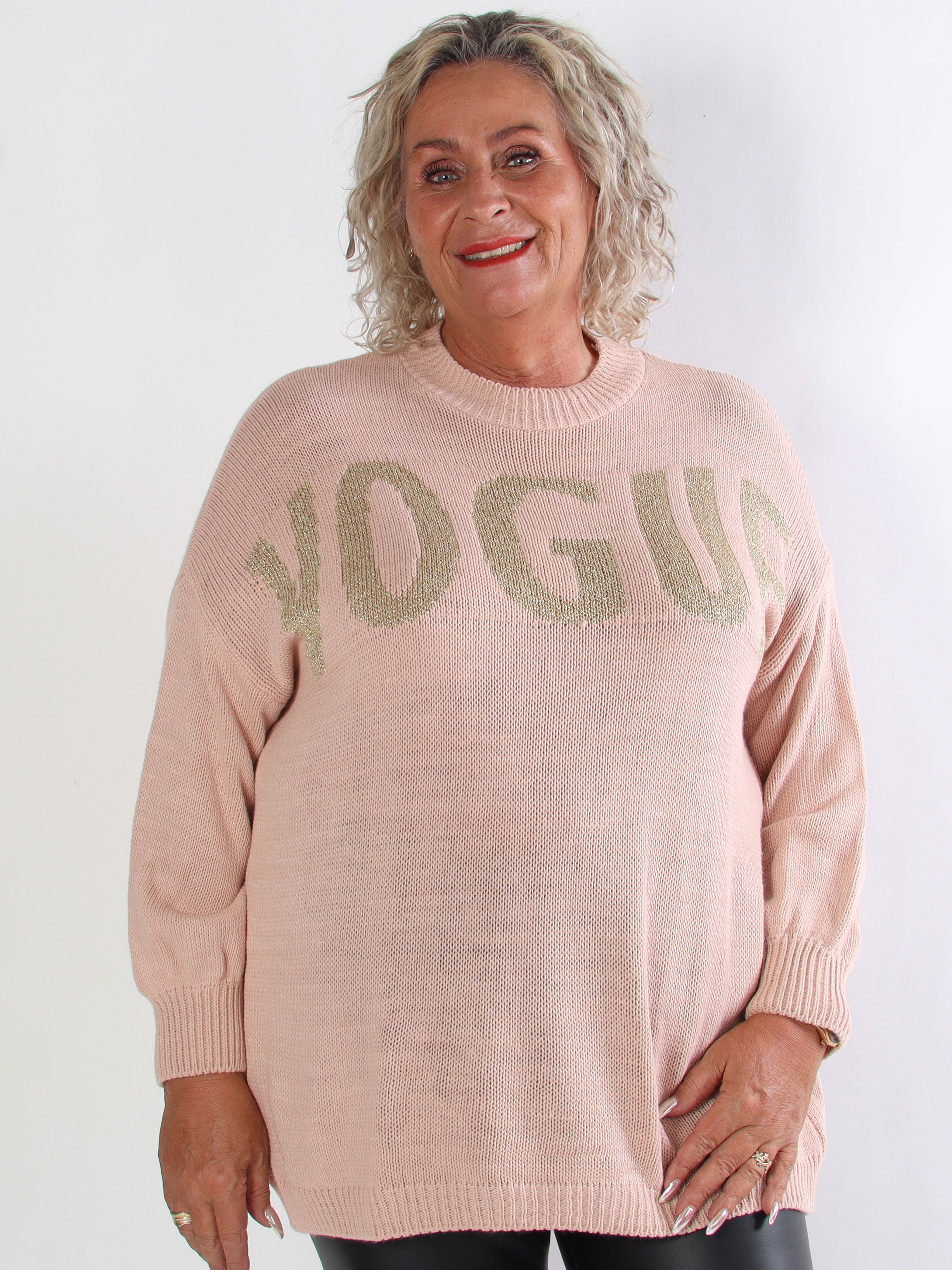 Priscilla - Plus size striktrøje med VOGUE skrevet med guld glimmertråde