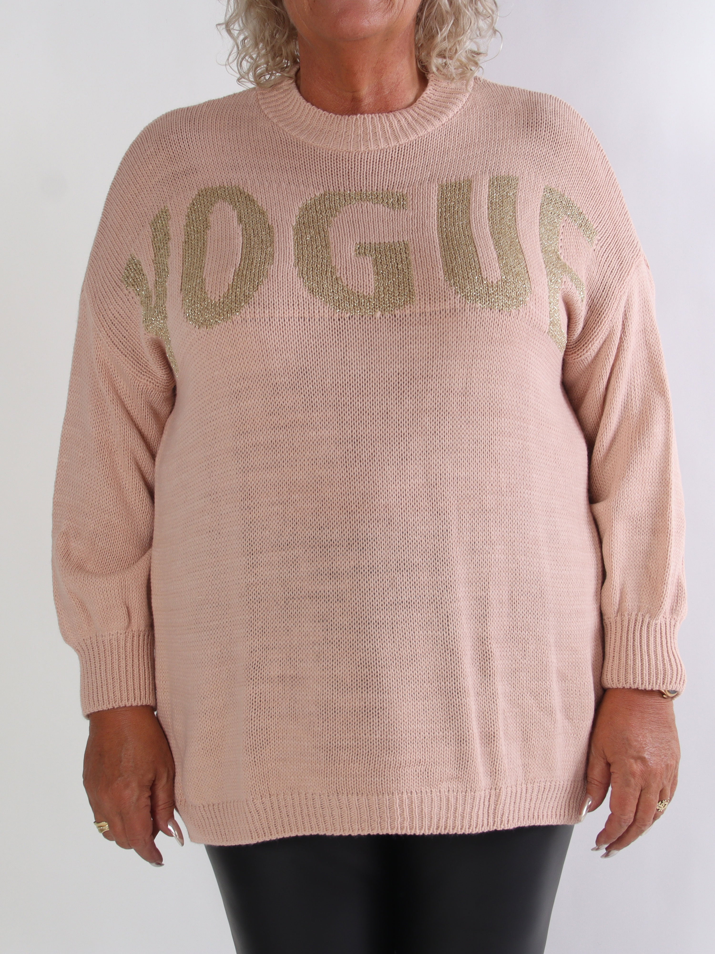 Priscilla - Plus size striktrøje med VOGUE skrevet med guld glimmertråde