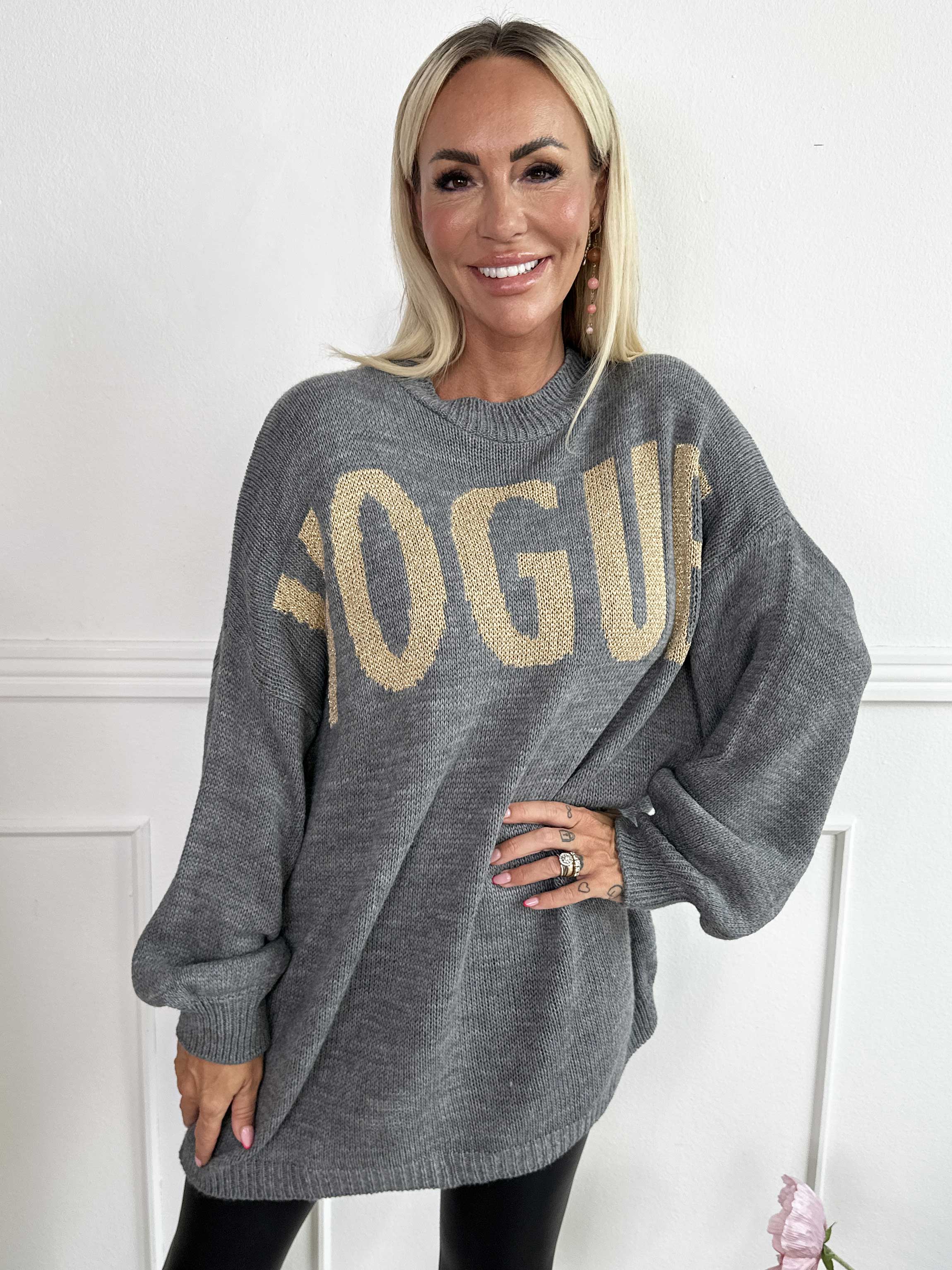 Priscilla - Striktrøje med VOGUE skrevet med guld glimmertråde