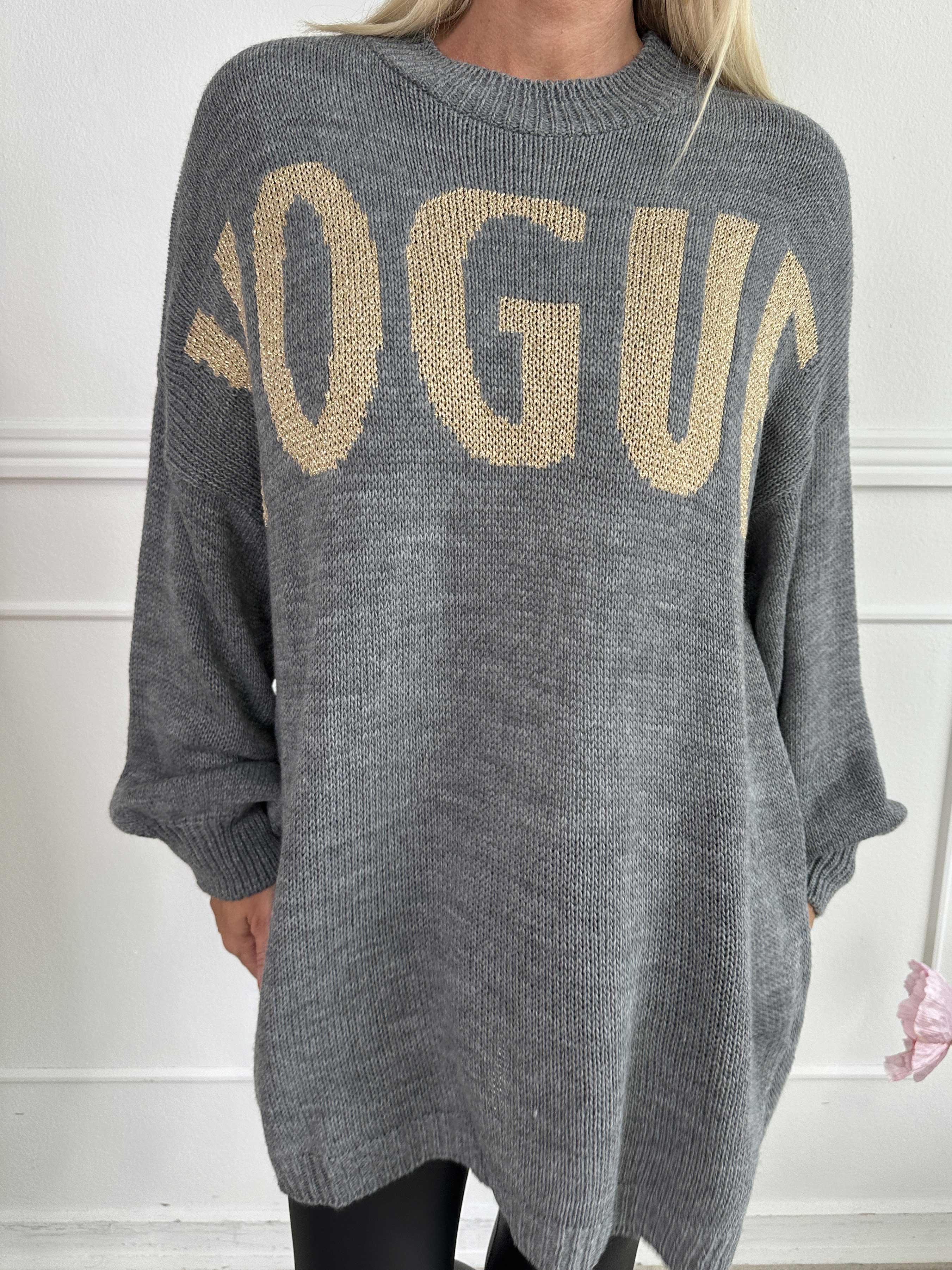 Priscilla - Striktrøje med VOGUE skrevet med guld glimmertråde