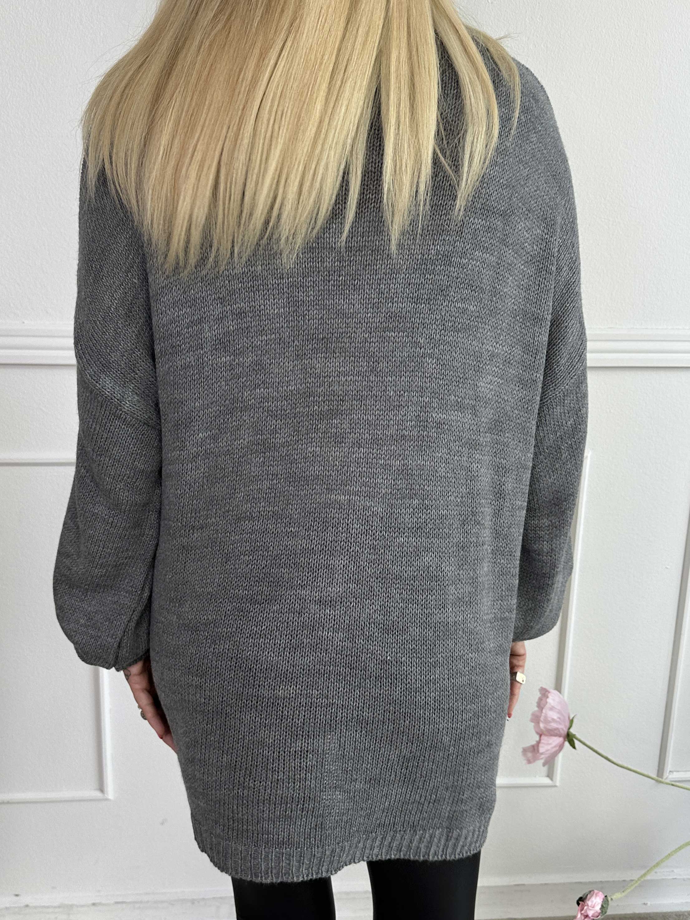 Priscilla - Striktrøje med VOGUE skrevet med guld glimmertråde