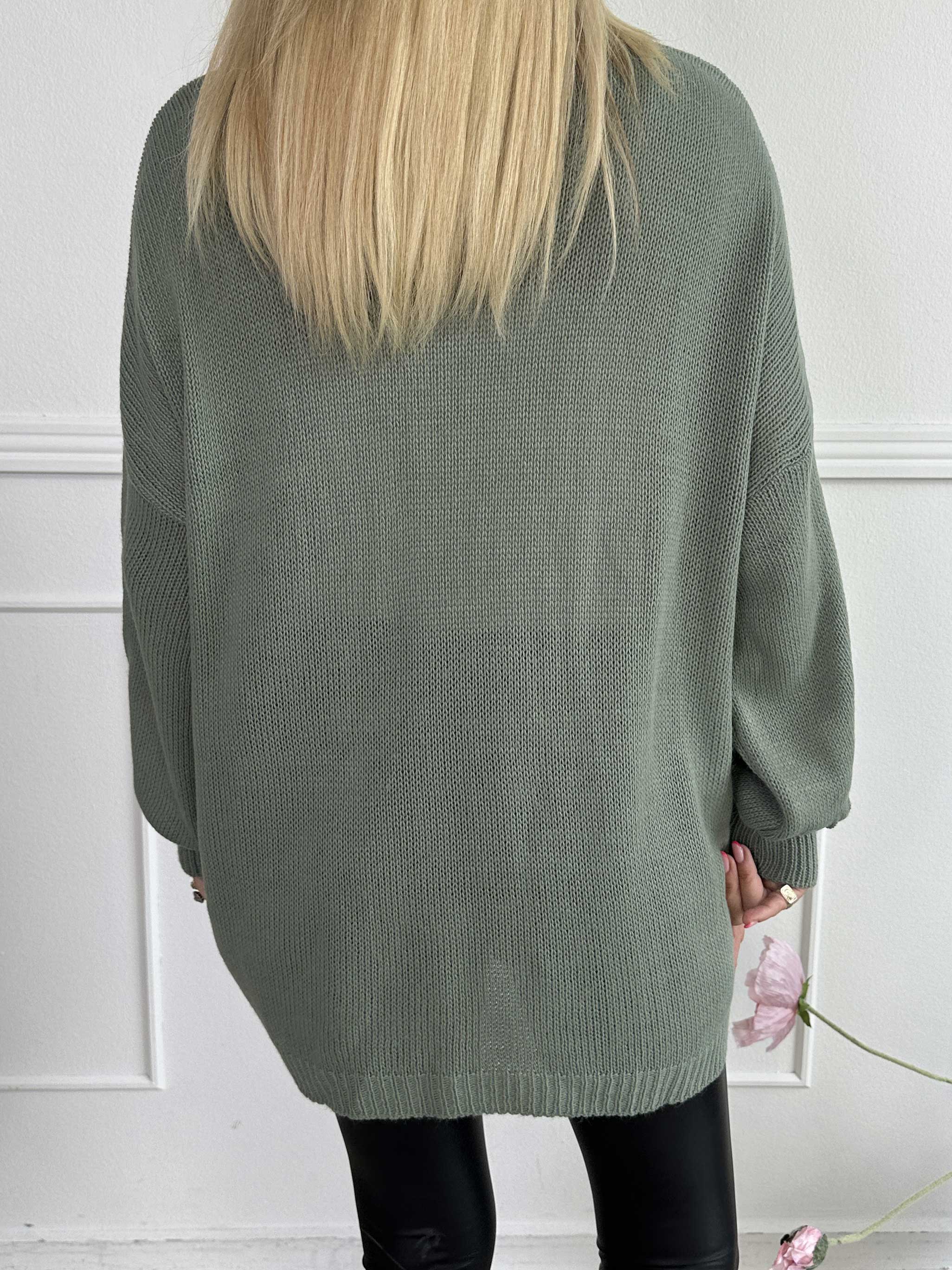 Priscilla - Striktrøje med VOGUE skrevet med guld glimmertråde