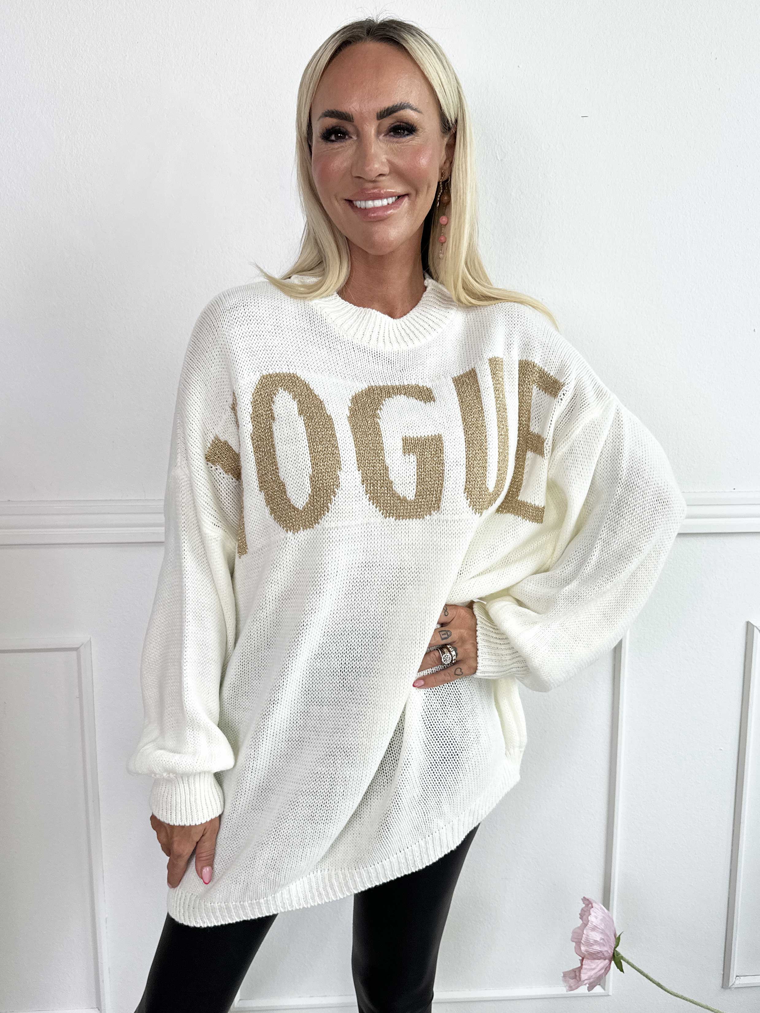 Priscilla - Striktrøje med VOGUE skrevet med guld glimmertråde