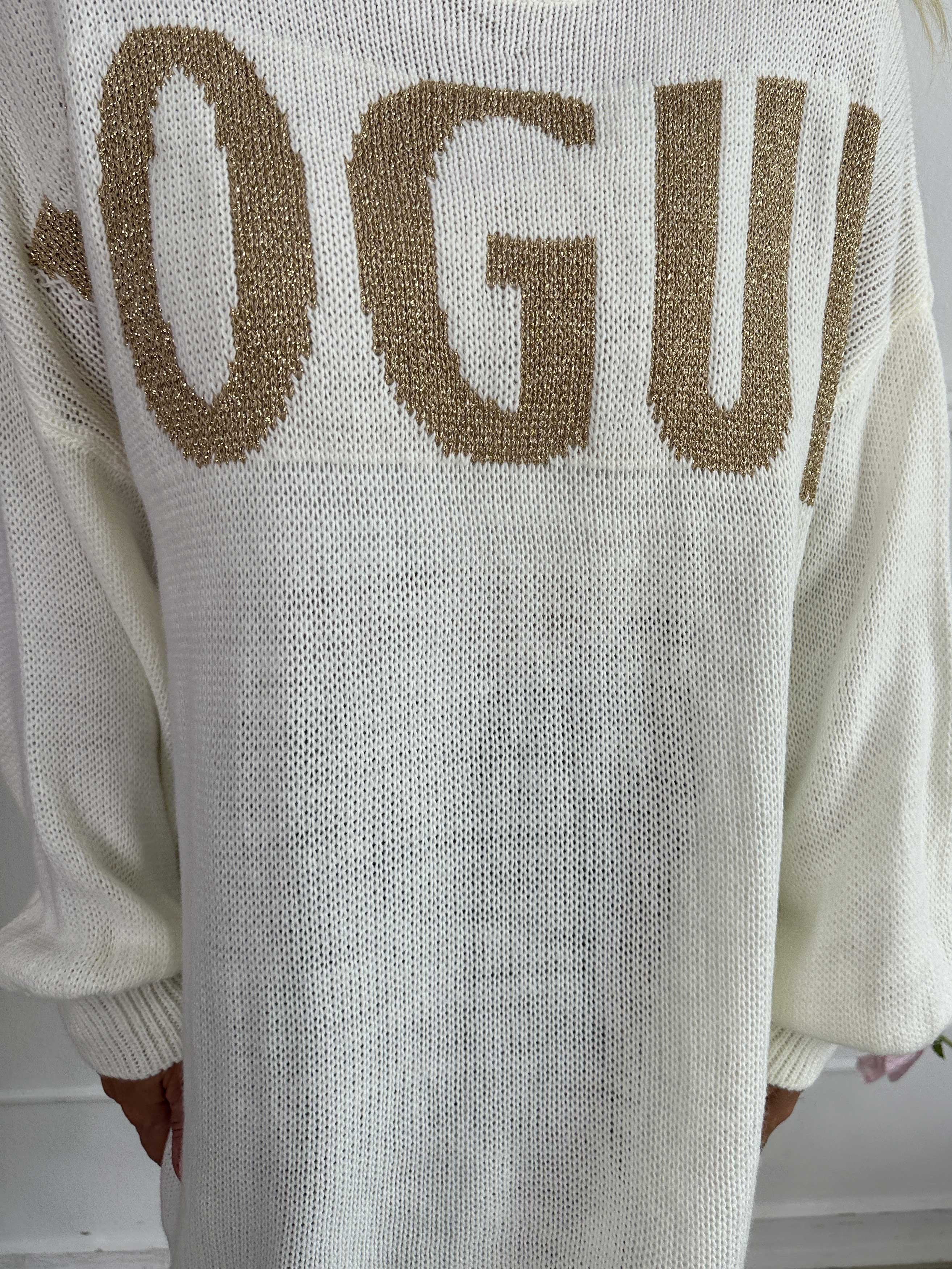 Priscilla - Striktrøje med VOGUE skrevet med guld glimmertråde